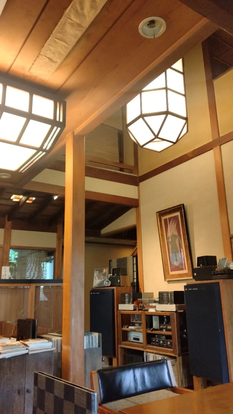 吹き抜けのある古民家風の建物には、店主こだわり過ぎの凄い真空管アンプ、どでかいスピーカーがセットされています。
静かなジャズが流れ、騒がしい国道沿いとは思えない居心地の良い空間です。