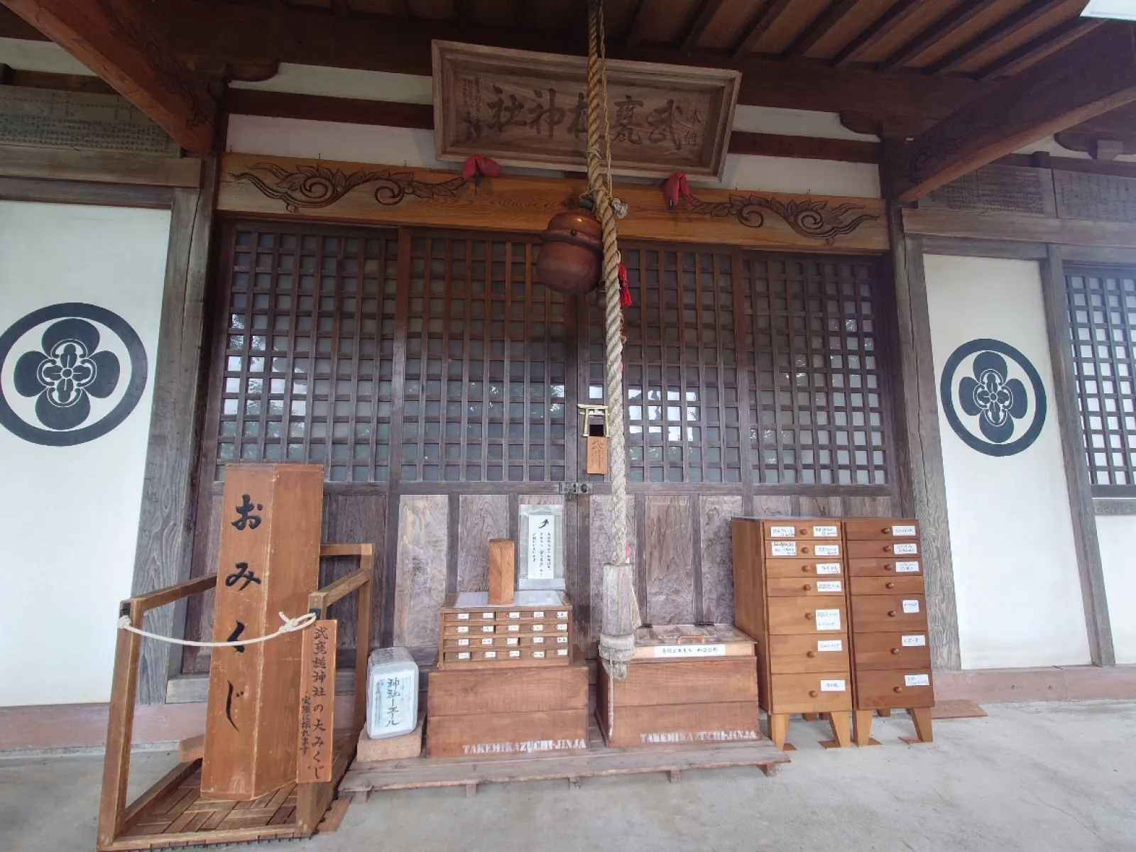 拝殿の前にはおみくじや御守りや御朱印が並んでいました。
ひときわ目立つ大きなおみくじが有りました。