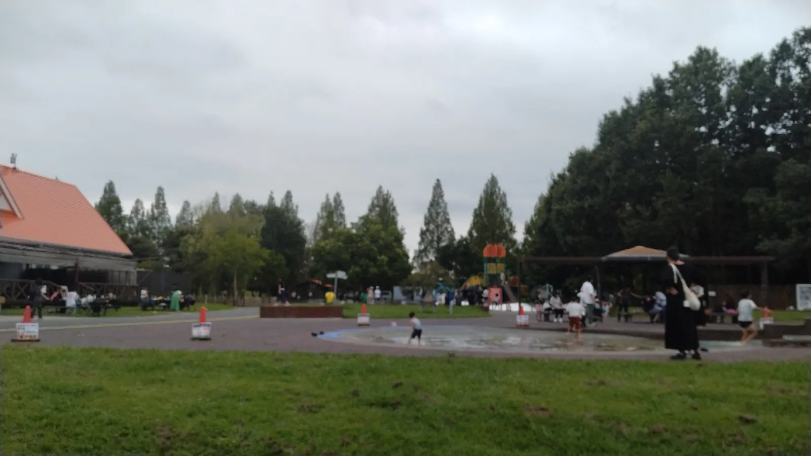水遊び場とちょっとした遊具があるので、結構たくさんの人で賑わっていました。