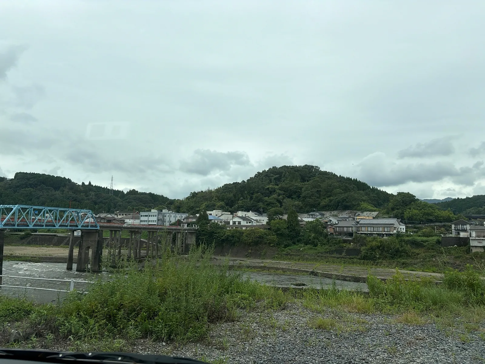 川下にあります