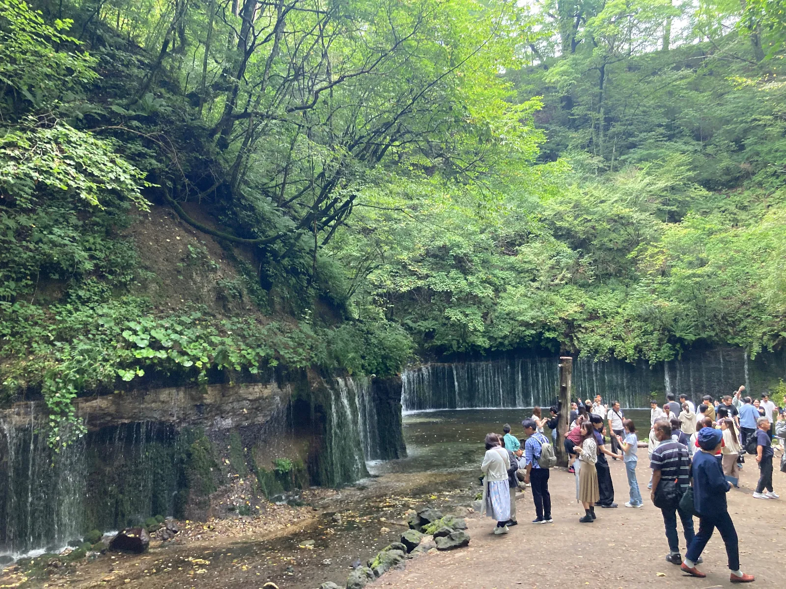 軽井沢、白糸の滝。こんなに観光地。