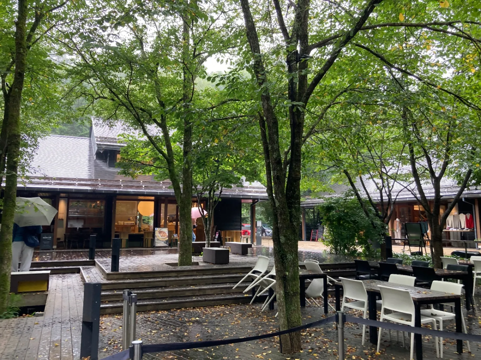 雨が降る中、この後1時間後は人がたくさんになっていました。そろそろ帰路に向かって
観光は終了します。