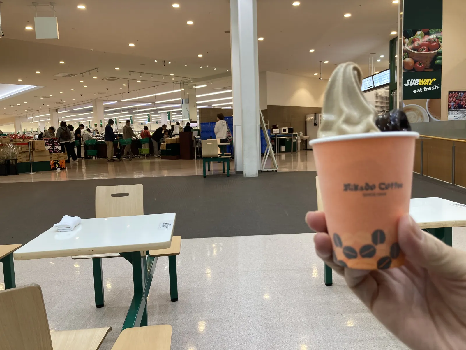 翌日の朝から、ミカドコーヒーのモカソフトを食べるために、9時にスーパーツルヤ軽井沢店を訪れて、ミカドのあちこちの店で行列が避けられないこのモカソフトをいただきました。
400円。本店、プリンス店などはかなり並んでいるので、穴場かも知れません。
