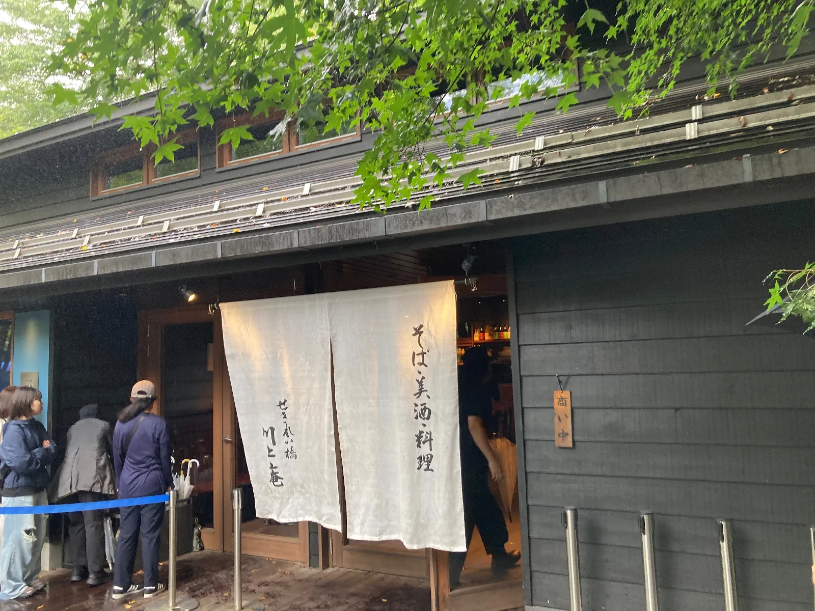 昨日にこちらも行列が避けられない蕎麦屋さん。川上庵。10時開店前に並んで、第一陣で入店。星野エリアの店舗が入りやすいだろうと推測しました。来るまでの反対車線は、旧軽井沢に向かう車で混雑していて、長い列になっていました。駐車場はかなり厳しいと思います。
反対方向に進んだのは正解だったようです。