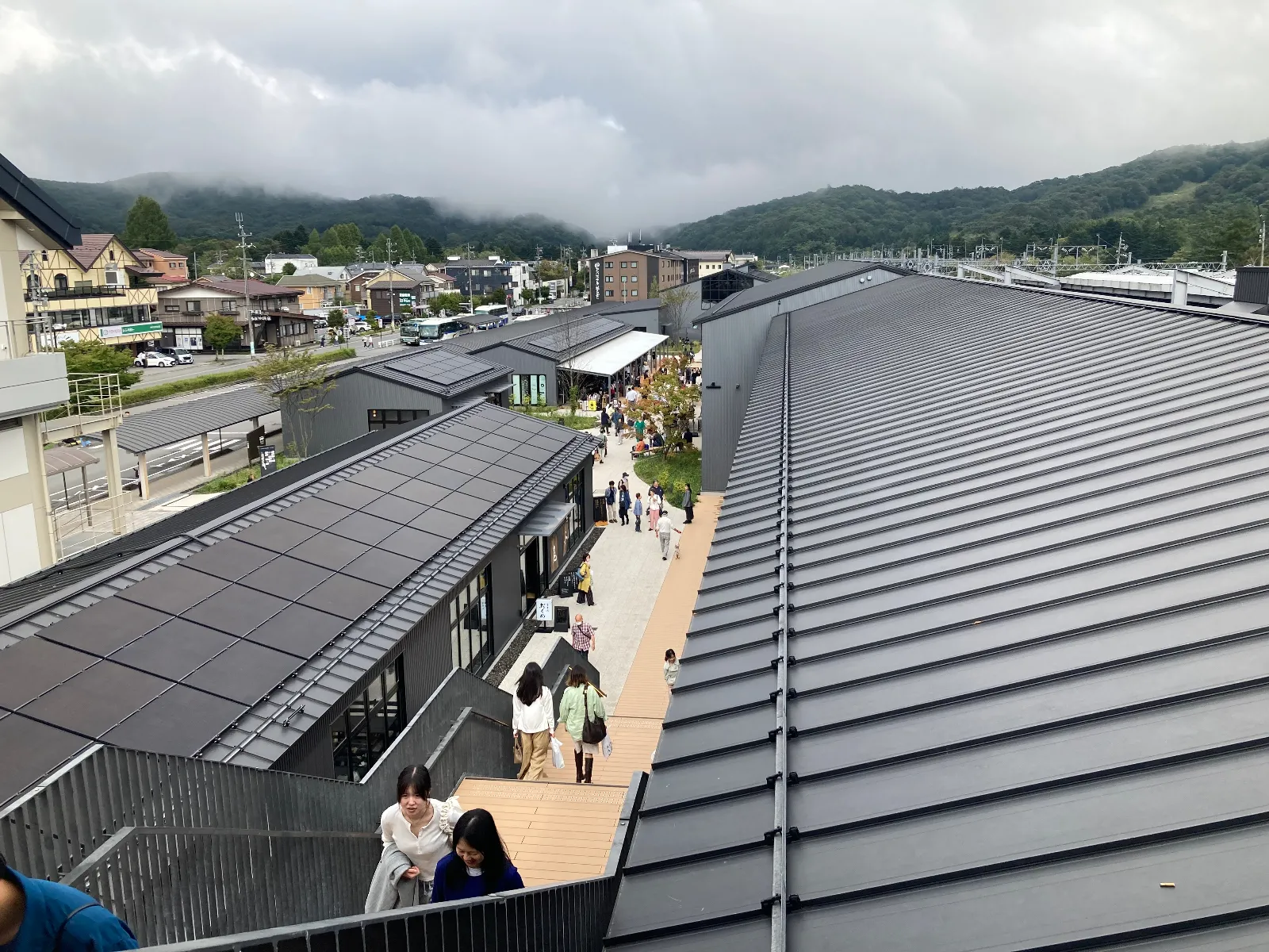 軽井沢駅には、新たな観光施設も増えました。覗くところが増え、観光客を引き寄せています。

ではまた。