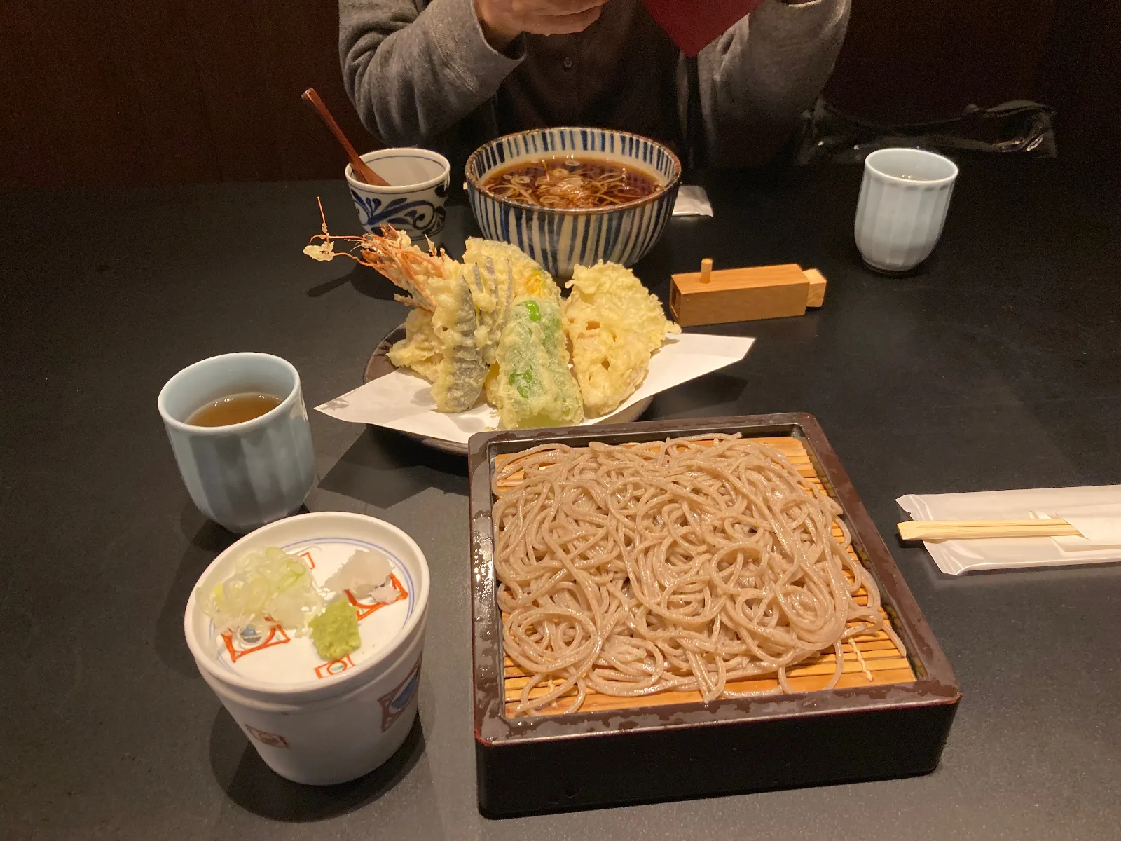 天ぷらそばせいろ、かけそば。　です。
せいろはかなり腰が強いです。
あまりそばのかほりはしない。
かなり噛んで、そばの味に到達するかな。
かけそばの方が良かったかな。　的な感想。