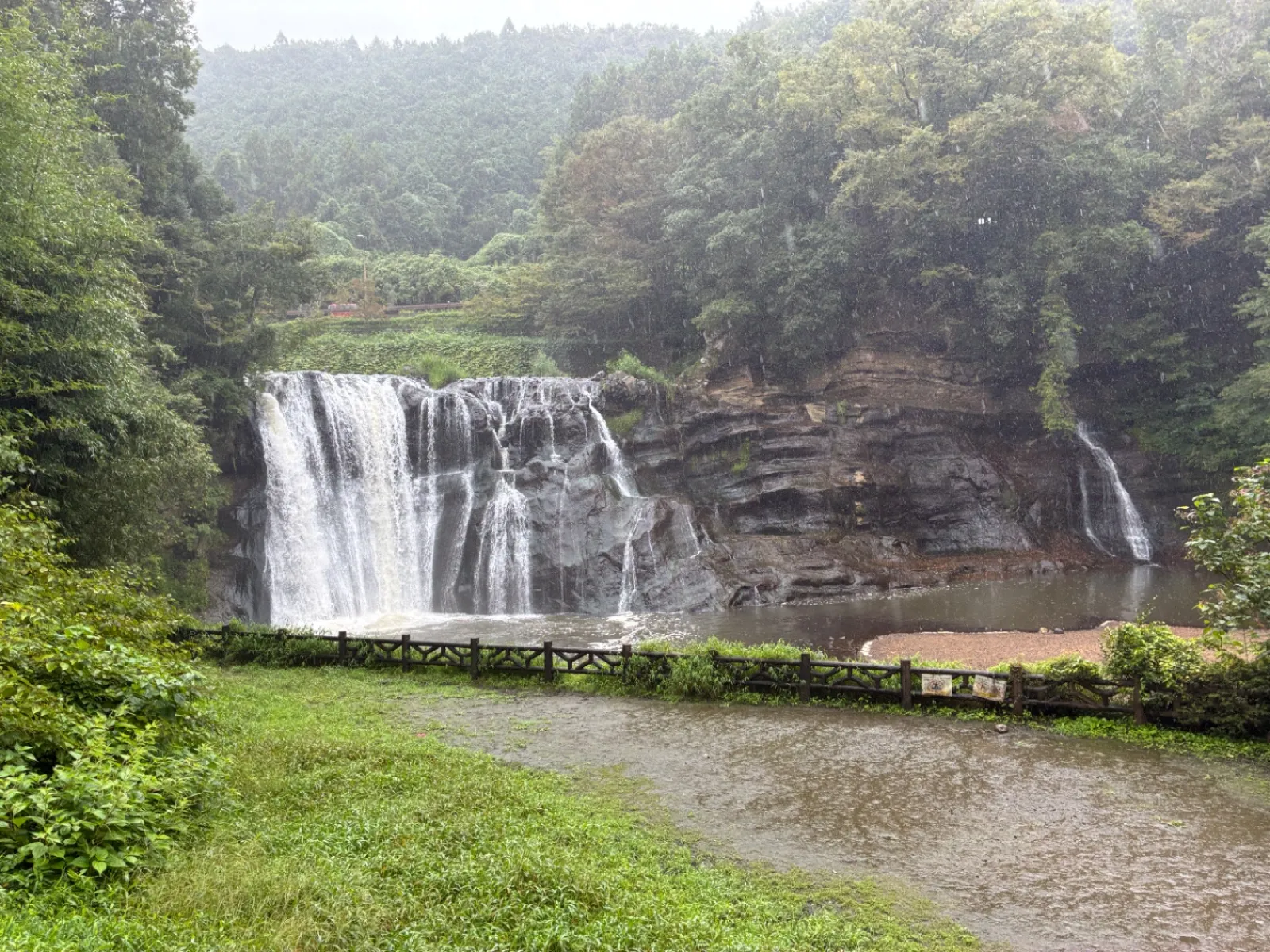 那須烏山市にある龍門の滝。
何回か那須烏山市には行ったことあるけど、こんなすごい滝があるのは知りませんでした。
滝の正面まで歩いていけるみたい。
洞窟でお酒を貯蔵している「洞窟酒蔵」というのも近くにあります。
洞窟を見学できるんだって