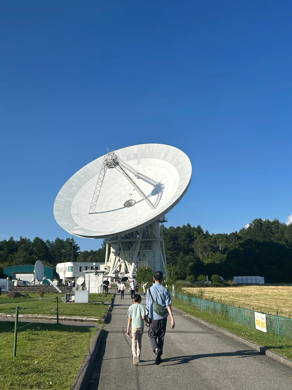 国立天文台　野辺山宇宙電波観測所。
ここを始めて目にしたのは、2022年の佐久でのバルーンフェスティバルの帰り道。

あのどデカいパラボラアンテナは何？？

近づくと見えなくなる。
離れると巨大なアンテナ。

月日は立ち、名探偵コナンの映画の舞台となり大人気スポットになったようで。
録画はしてあるけど、まだ見てない。

珍しくギリギリ見学時間中に訪れることができたので
その全貌を見に行ってみた。


でもあのチラリと何度も見ていた巨大なアンテナを間近に見て、その大きさを確認できてよかった。