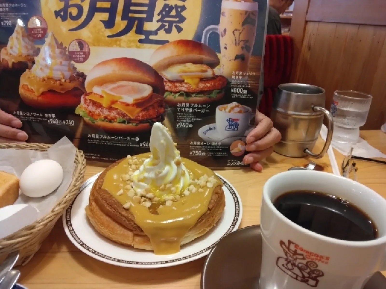 新作シロノワールを食べてきました。
ドリンクはクーポンを使って、無料でたっぷりサイズに変更。
ゆったりした時間を過ごすことができました。