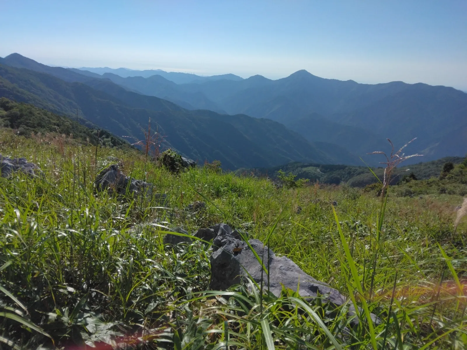 標高1,000m級の四国山地が見えます。