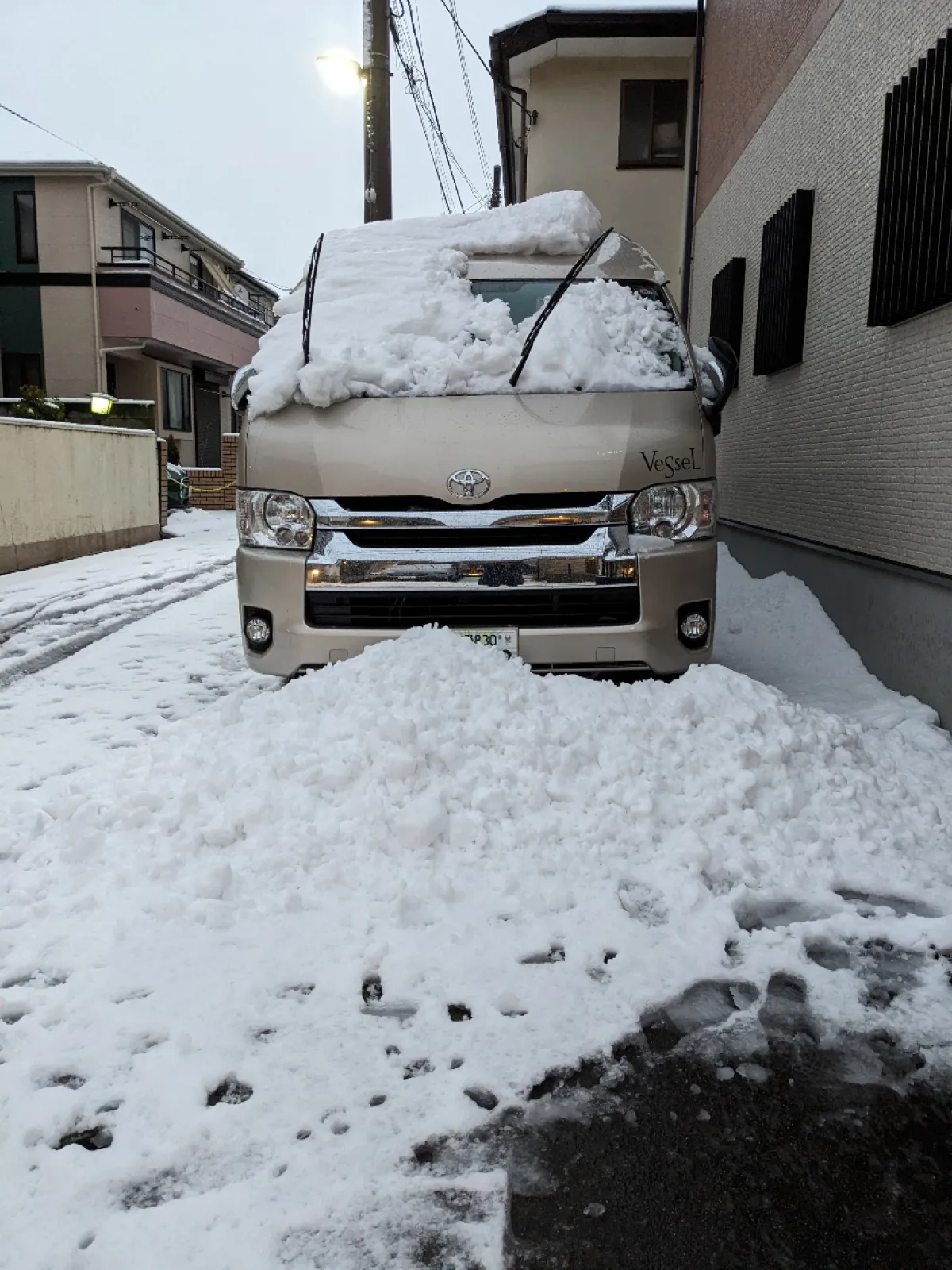 ２年前の２月、大雪で雪かきした後に屋根から車に落ちてきた。
雪が溶けたら残念な結果になっていた😱😳
屋根をまるっと換えないといけなくなった。
キャンピングカーなので、内装からやり直すことになり１か月入院することになった。
初めて保険が役に立った。
雪の威力を思い知らされた出来事だった。
