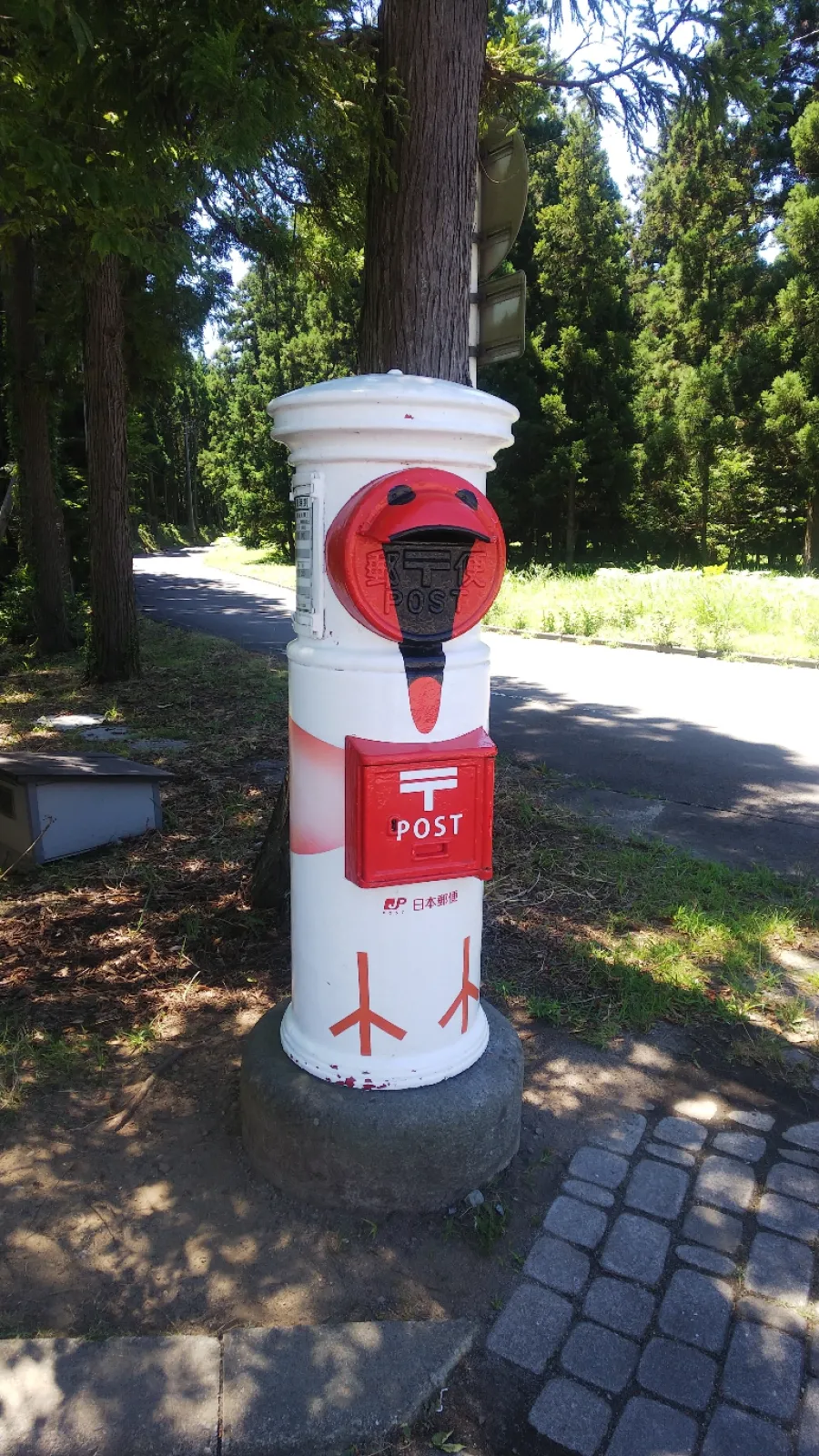 佐渡島に行ったらやっぱり"トキ"ですよね～！
ポストも工事の柵もトキでした😊
天然のトキが夕方に来るという所に行くと、沢山のトキが帰ってきました。（３枚目で、木の枝に止まっているのですが携帯のカメラなのでこれが精一杯😮‍💨）