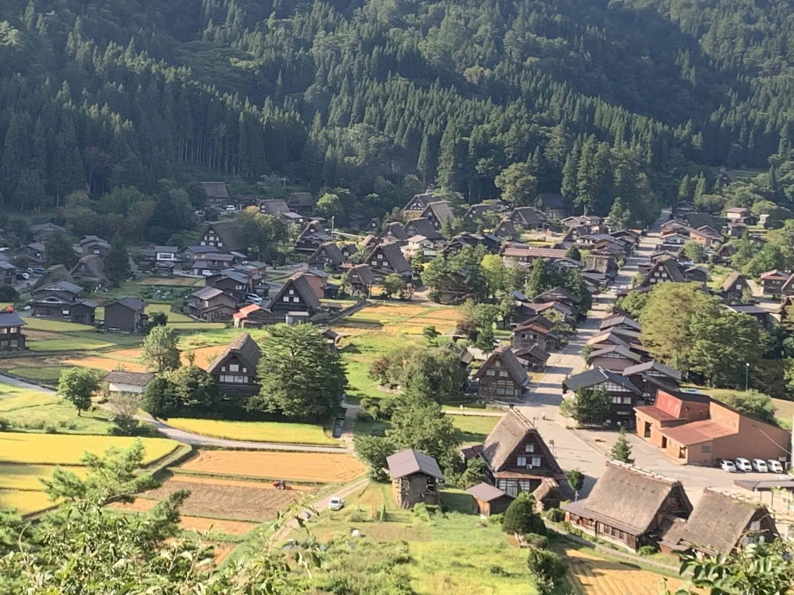 ３年前のちょうど今日、3連休の直前。

奥能登の旅行支援と輪島で給油したら30円/L引きになる割引を目にしたことで
ふと、夫に「能登半島って車で行ける？」と尋ねたら「行ける」と返事があったことから
急に奥能登に行くことにしました。

せっかく、能登半島に行くのならばついでの寄り道先として
白川郷に行ってみることに。
朝の白川郷はさわやかでした。
我が家以外の観光客はまだおらず、こちらで朝ごはん。

そして、たまたま通りかかった海外からの旅行者が家族の集合写真を撮ってくれました。
日本語は通じなかったけど、あちらから声をかけてくれた。
あの人はどこの国から来たんだろう。