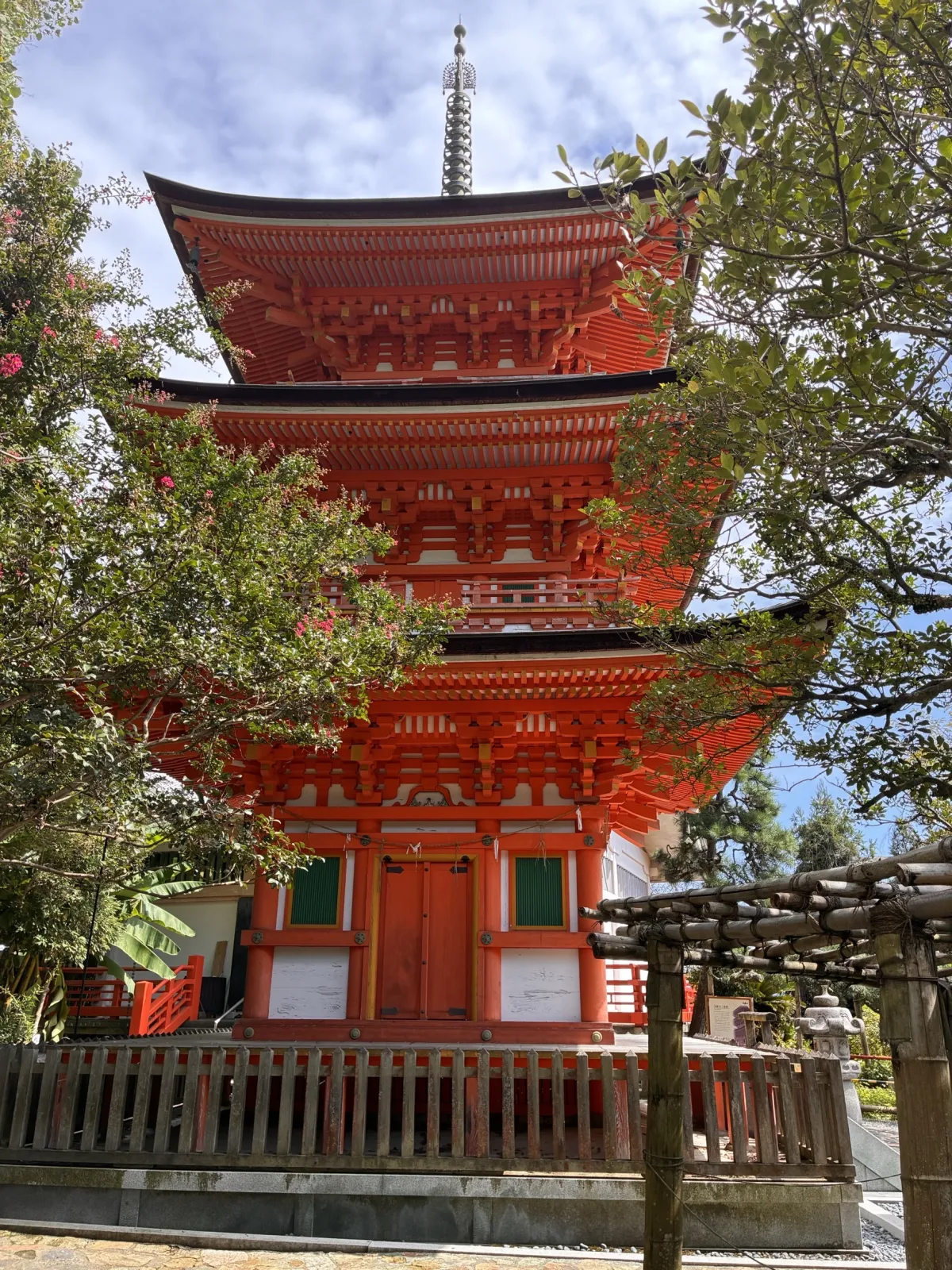 三重塔は火災で消失後、2000年に再建されたそうです