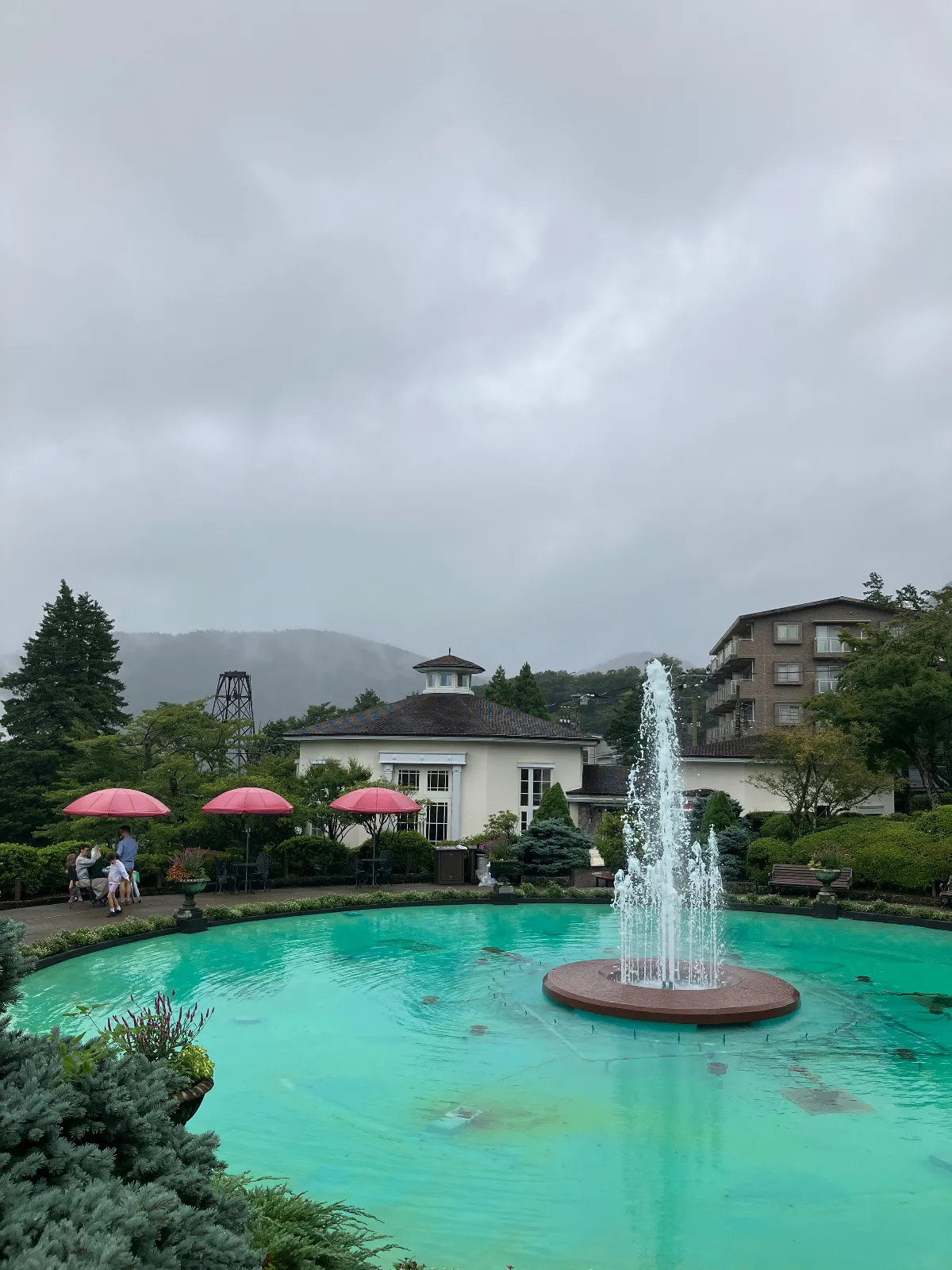 強羅公園
箱根フリーパスで無料

天候悪くいまいちでしたが、手入れの行き届いた庭園でした
