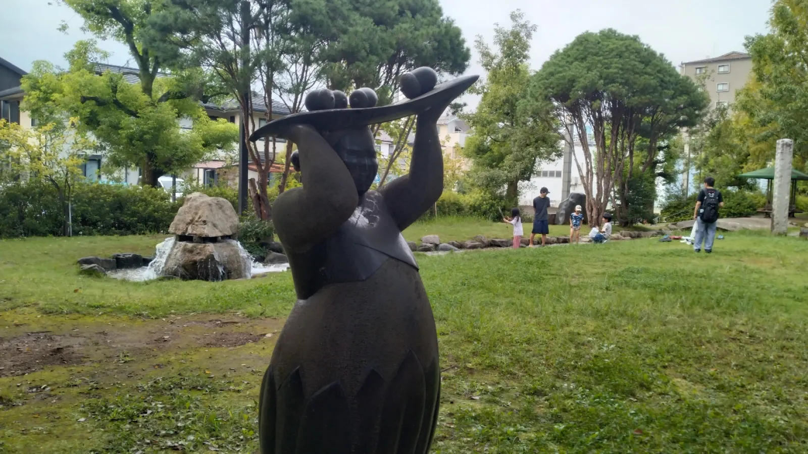 住宅地にある親水公園です。