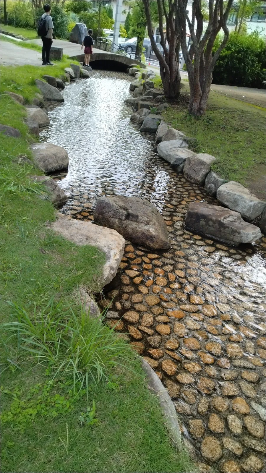 ひっそりとした小さな公園ですが、綺麗に整備されて地元民の良い遊び場になっているようです。