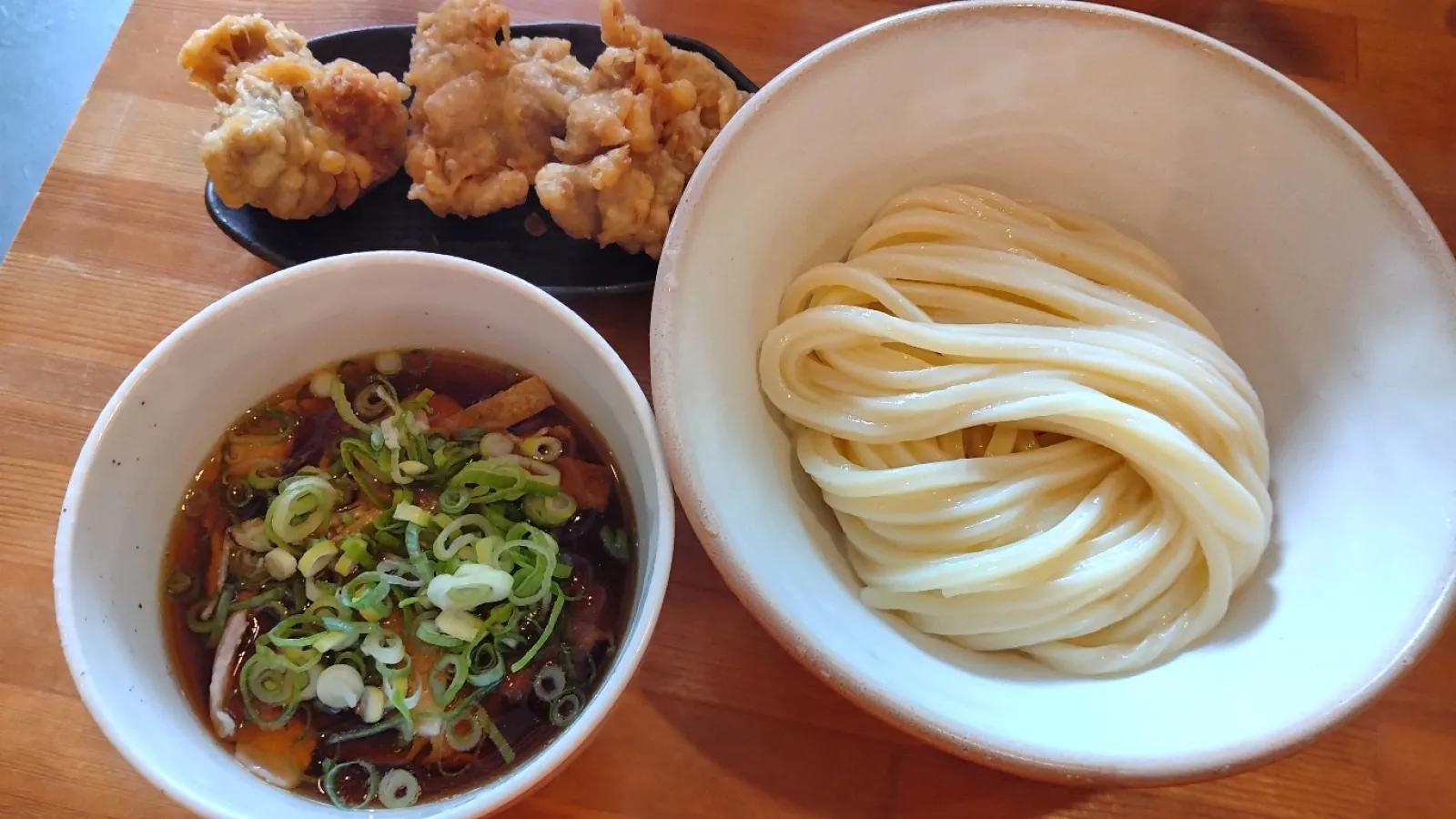 讃岐うどんをベースに埼玉県産小麦をブレンドしたオリジナル手打ち麺。
まさに二大うどん王国の強力タッグ結成です。

弾力のあるモッチリとした噛み応えと、ツルツルの喉越しがクセになります。