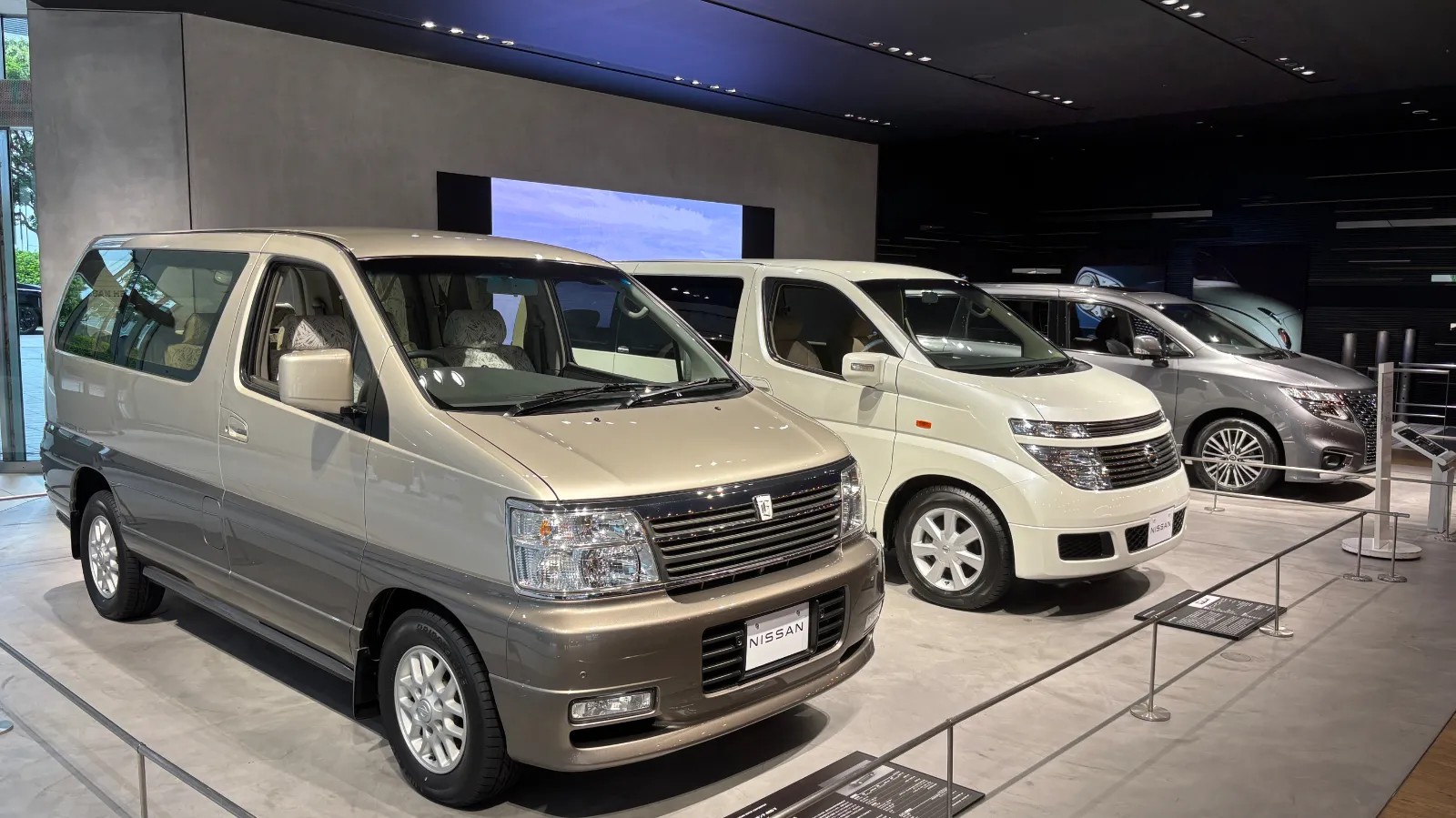 新型エルグランド発売を記念して日産グローバル本社に展示されている歴代エルグランド。
E50〜E52まで全部乗ってました🤭