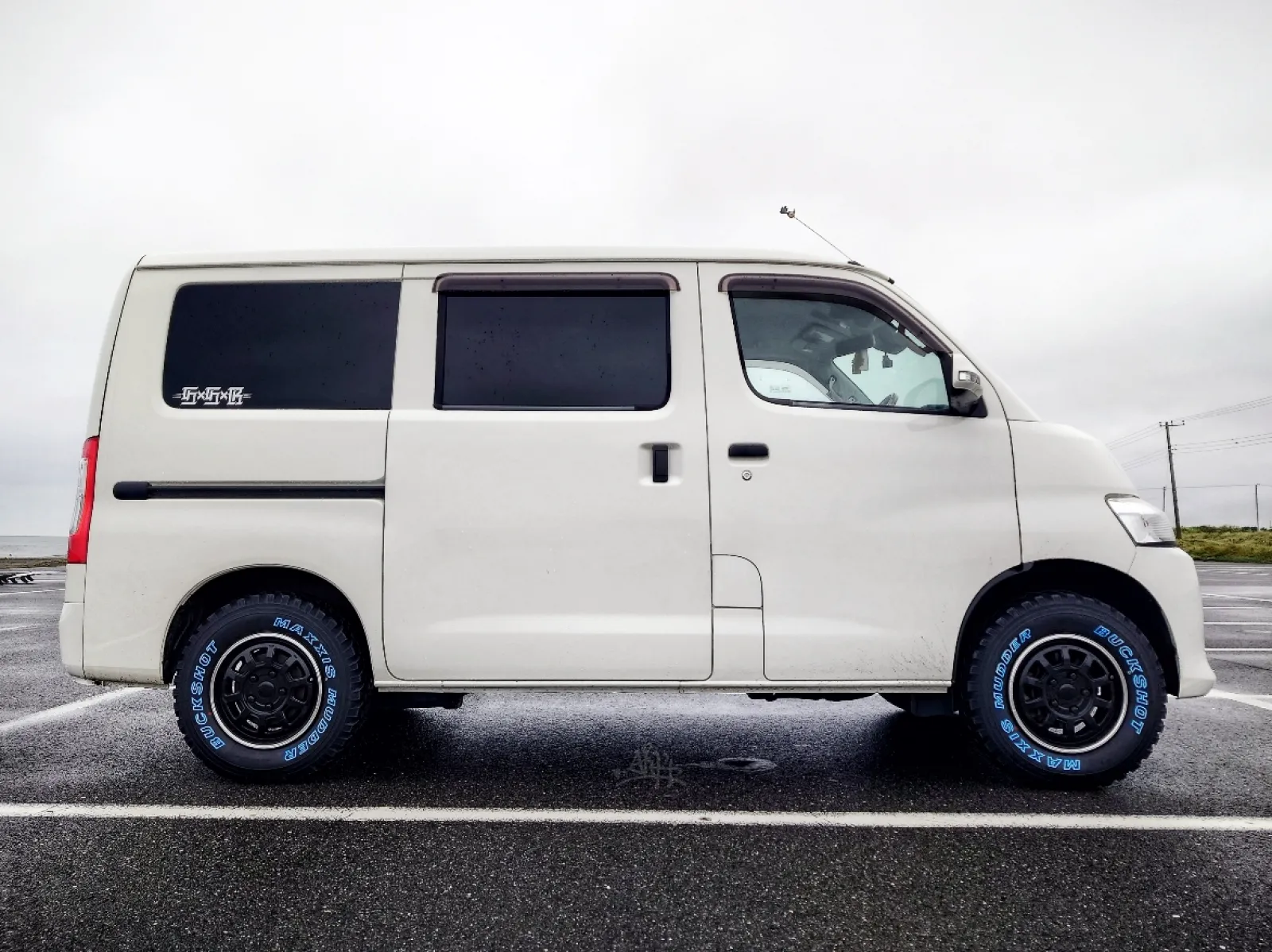 ホワイトレターの青い保護剤は、あえて落とさない派♪
.
.
.
★使用パーツ＆車中泊アイテムのリスト★
https://linktr.ee/ak_44

☆麺と横乗り好きはインスタにカモーン☆
https://instagram.com/ak_44_