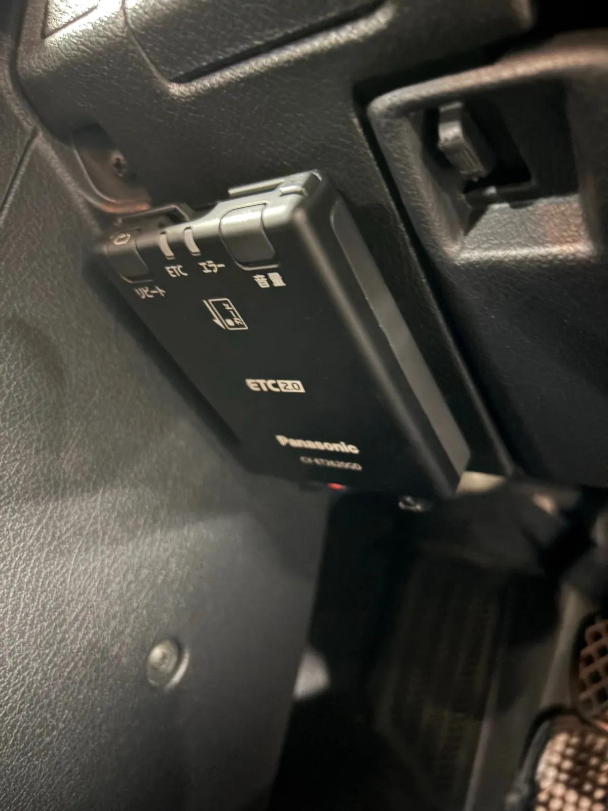 Panasonic製のETC2.0車載器。
https://panasonic.jp/car/its/products/ETC2.0/ET2620GD/index.html

2025年12月より使用。

●購入の経緯
CR-Xは時代的に、カーナビもETC車載器も（メーカー純正もディーラーオプションも）ありません。いずれも社外品の後付けで対応することになります。
また、現代の車のようにカーナビを想定したレイアウトになっていないため、オーディオのヘッドユニットがセンタークラスターの低い位置、シフトレバーの前に位置していたりします（今の車のセンターディスプレイがある位置には、エアコンの吹き出し口があります）。
視線移動が大きくなるリスクを考えると、カーナビについては、低い位置に専用品を取り付けるよりも、スマホのカーナビアプリを利用して、視線移動が大きくならない高い位置にスマホを固定するのが現実的でしょう。

他方で、ETC車載器については、スマホで代用するわけにもいかないため、遠出の際には昔ながらの現金払いで済ませていましたが、首都高のETC専用化が進んで、ETCが使えないと困る状況となってきたため、観念して車載器を導入することにしました。

以上のような状況のため、ナビ連動型ではなく単独使用できると謳っているETC車載器であって、今改めて購入するならETC2.0対応の機器の方が良いかと考え、お店に在庫があった当機種を選びました。