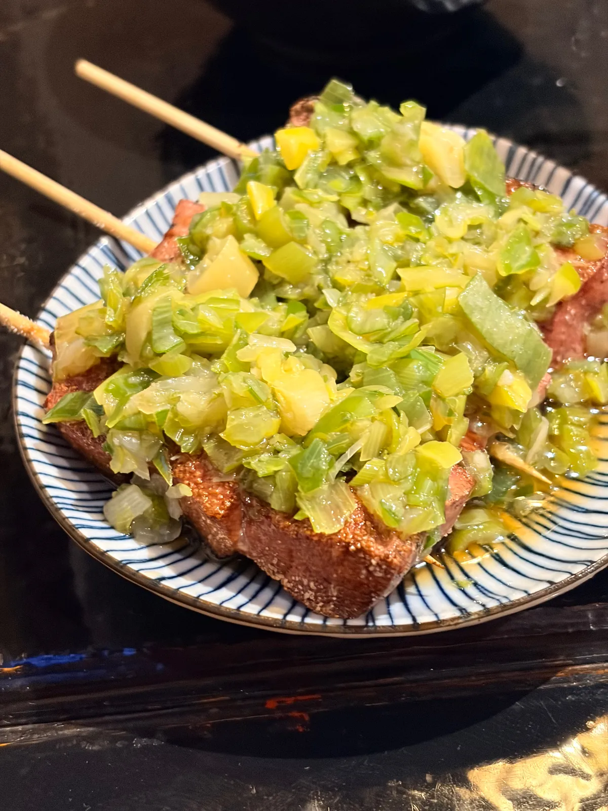 同店に、ねぎレバー串もありこちらも絶品✨
ごま油が掛かっては感じで、ねぎの風味が最高でビールが進む🍻

僅差でねぎレバー串に軍配かな❓