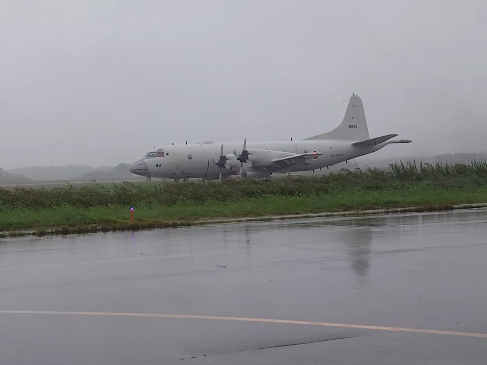 天候が悪かったので午前中のP-3Cの飛行展示は滑走路を走るだけと成りました。
