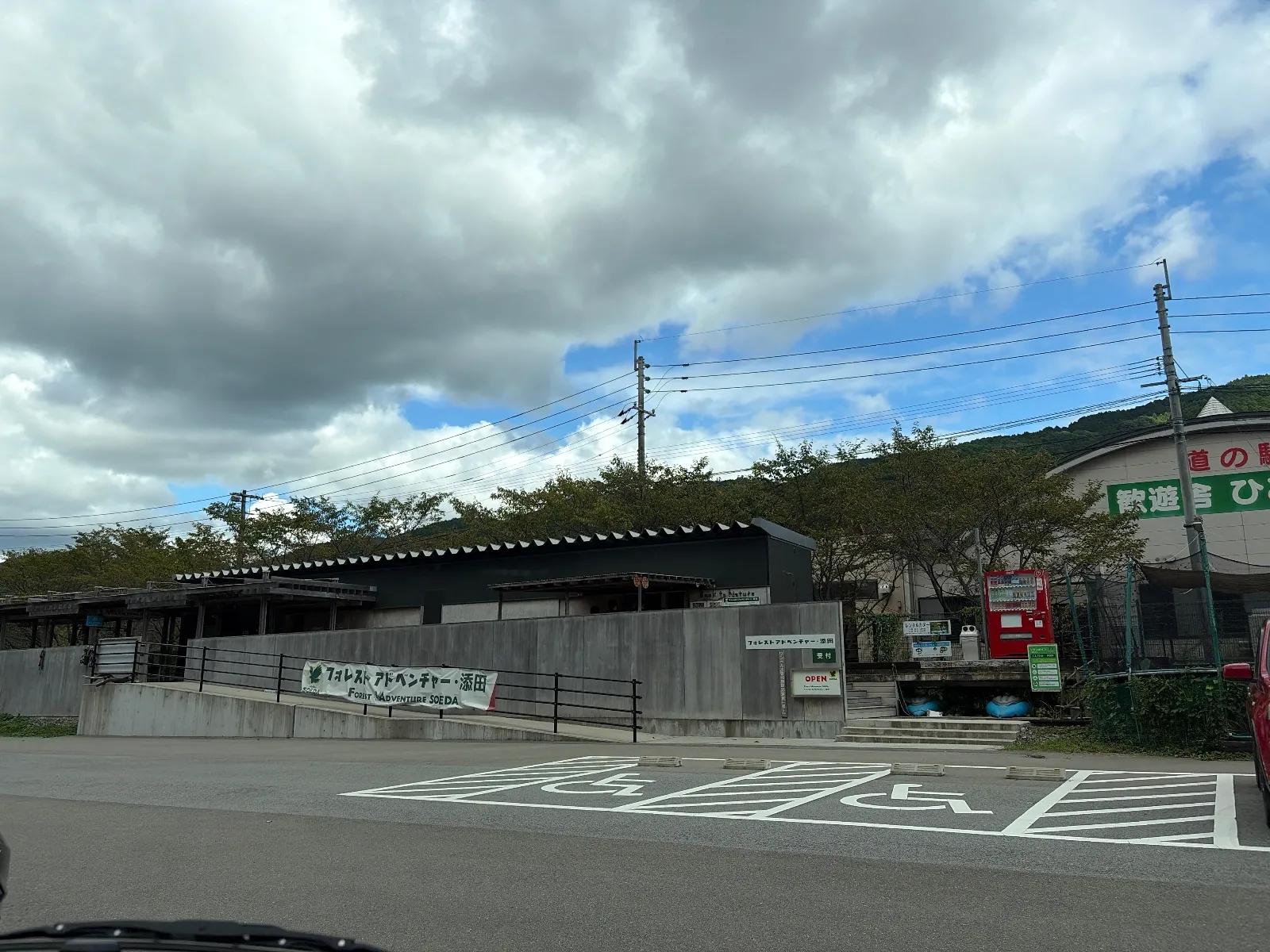 受付
写真しか載せません。
たまに、どんな所なの？とか
この先に何があるの！とか
聞いてる方がいますが、
私はスポット写真を撮るのが目的です。
利用はほとんどしません。
あしからず。