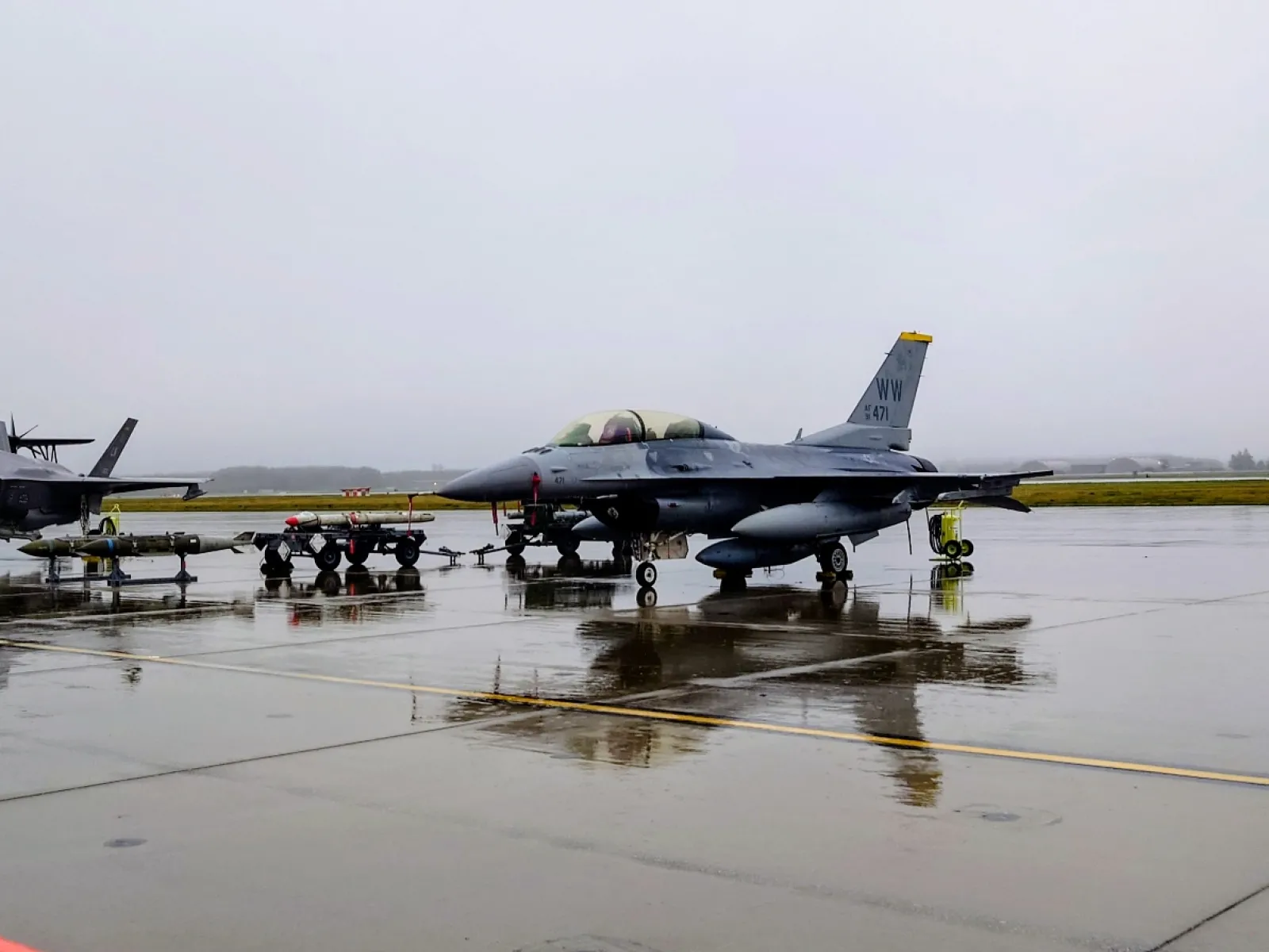 在日米軍のＦ−１６ファイティング・ファルコンも展示されてました。
昨日の海上自衛隊八戸基地で見たＦ−２の原型になった機体です。