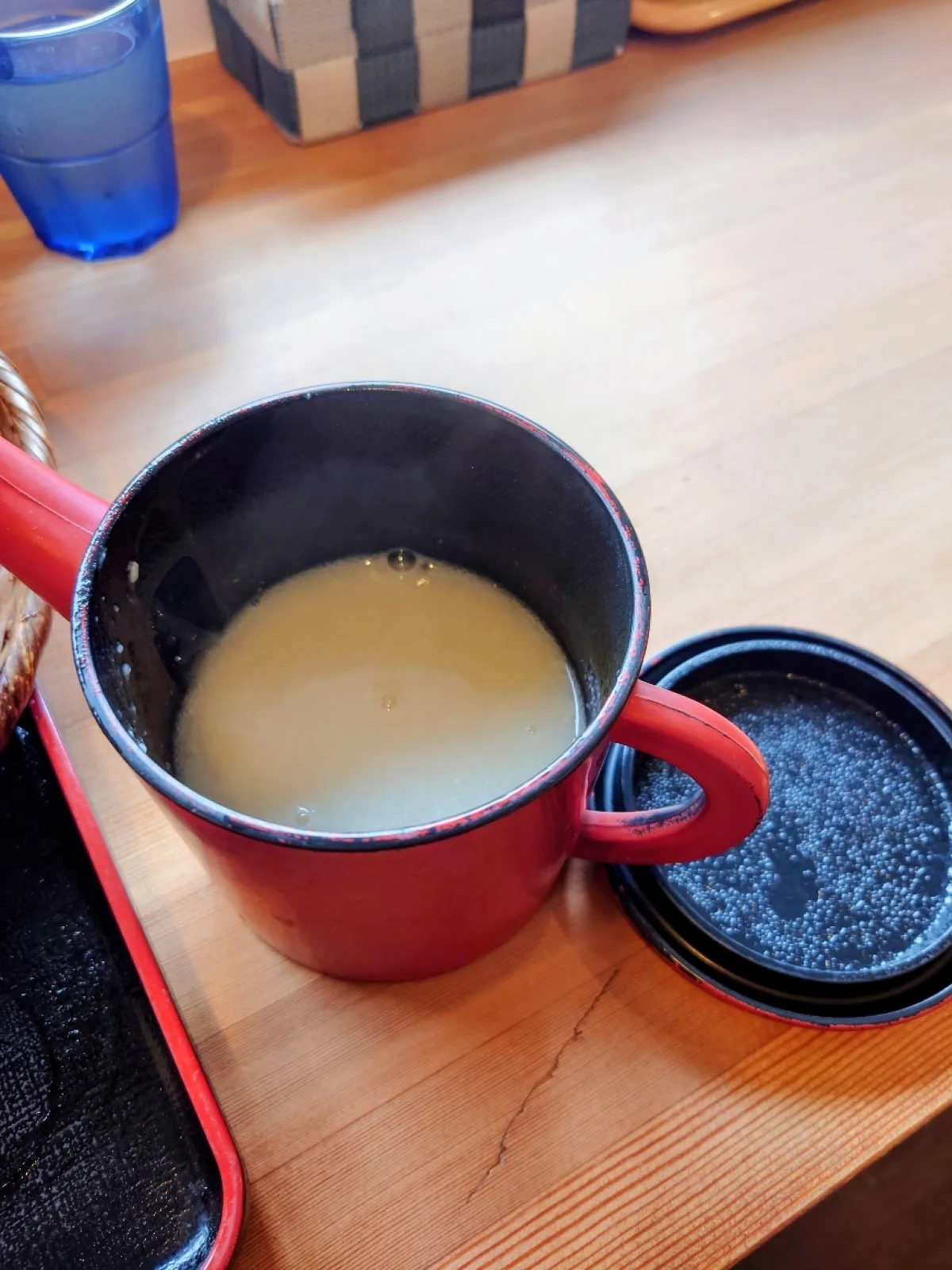 蕎麦湯はとろとろのこってり系です。