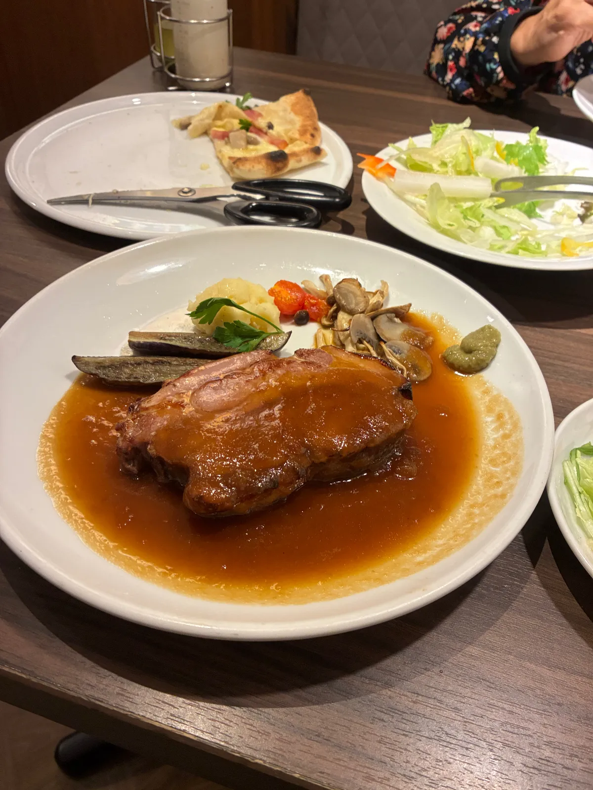 最近増えてきた、ファミレスよりもちょっといい感じのお店という印象です。全体的に雰囲気は悪くないですが、料理の味は普通かなという感じでした。

セットにするか単品で頼むかは迷うところですね。私はそんなにたくさん食べられないので、単品で好きなものを選ぶほうが合っている気がします。

今回食べた中では、パスタの麺が美味しかったですね。ポークステーキも味付けは美味しかったです。ただ、デザートまで頼むと一人2,500〜3,000円を超えるくらいになってくるので、ファミレス感覚で入ると少し高く感じるかもしれません。

駐車場はお店の建物に沿ってあるわけではなく、少し離れた場所にあるので初めて行く方は注意したほうがいいと思います。

結構混んでいるお店なので、特に週末は予約してから行ったほうが良さそうです。