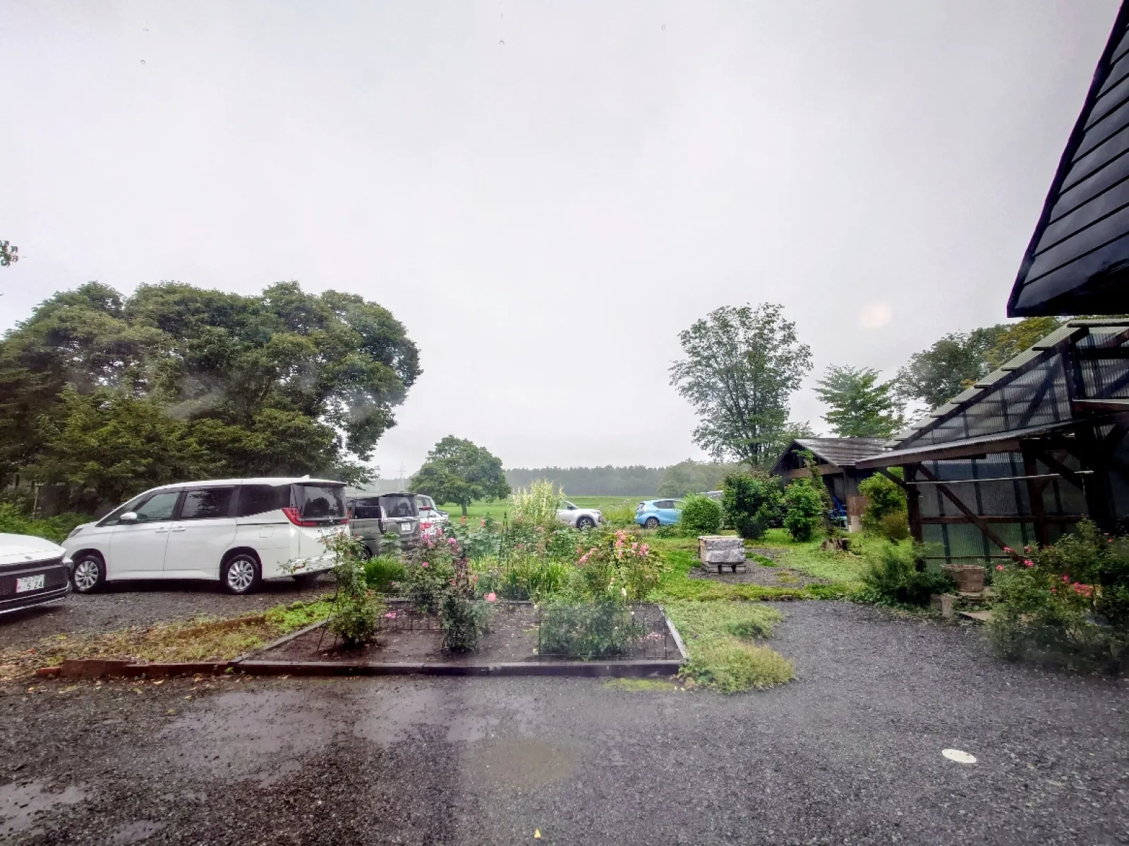 窓から見える景色です。
晴れていれば岩手山がよく見えます。