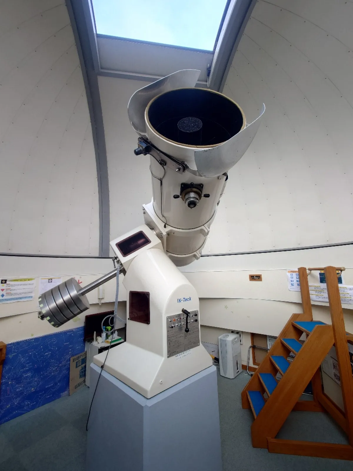 口径５１０mmの大型反射望遠を覗かせてもらいました。
天気が良ければ昼間でも一等星なら見えるそうで、牛飼い座のアークトゥルストや金星を見せてもらいました。
いい経験になった。