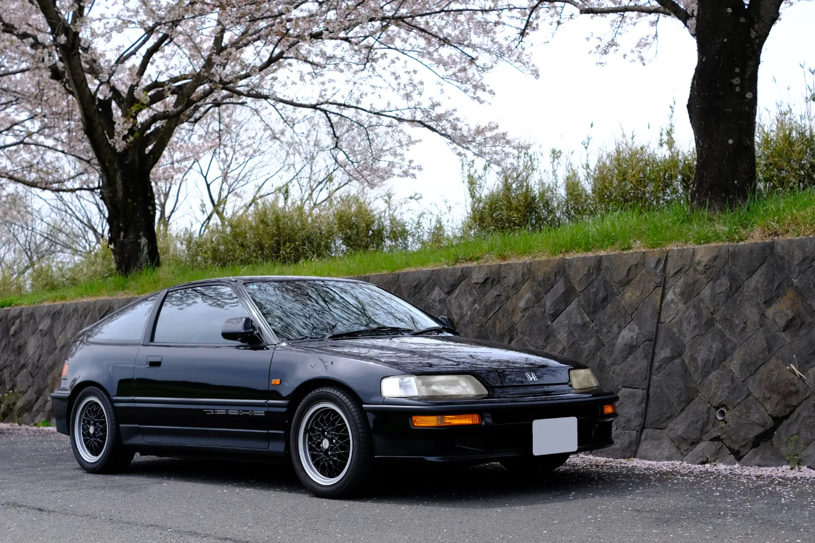 ●はじめに
この個体は、ホンダCR-X（2代目）、Siグレード（E-EF7）の後期型です。

まず、名前について、余談的に触れます。
CR-Xの2代目は、当時TVCMで「サイバースポーツ」とのキャッチフレーズを用いていたため、ユーザーの間で俗に「サイバー」と呼ばれていました。（87年、88年頃のCMは以下のURL）
https://www.youtube.com/watch?v=0mV4uOVdsfM
https://www.youtube.com/watch?v=gqWGvKzNe3g
また、グレード名につく小文字の「i」（昔のホンダ車にはよく見られました）ですが、インジェクションの頭文字、要するにホンダ的にはキャブレターではなくPGM-Fi搭載車だとアピールしたかったそうです。

さて、サイバーCR-Xは発売から30年以上経ち、すでに純正パーツの供給が終了し、入手困難なものについてはリビルドパーツや社外パーツなども使わざるを得ない状況にあり、また、保管状況などの違いによっても、今となっては個体差が大きくなってきているはずで、ある個体に対する評価が別の個体には的外れとなる可能性があります。
車種に対するレビューを書こうとしても、実際には『車種の評価というよりは、自分が使用している特定個体の評価』という側面が強くなってしまいます。

さらに、少ないながらも中古車市場で販売されている各車両も、改造やカスタマイズがなされているものが多く、純正に近い状態で販売されているものは珍しくなっています。
このような状況は、たとえ純正に近い状態の「車種の評価」をうまいこと書けたとしても、それが当てはまる個体が市場に滅多に出てこないということに他なりません。

そういう意味で、ちょっと前までは、CR-Xのような古い車についてはレビューを書いてもあまり意味がないのではないかと考えていました。
が、最近になって、写真を眺めてもらうだけでも少しは楽しんでもらえるのではないかと認識を改めましたので、写真多めでレビューを投稿してみることにしました。
いくつかの写真は再掲になりますが、写真のまとめとして楽しんでもらえるなら、それで十分なのかもしれません。
