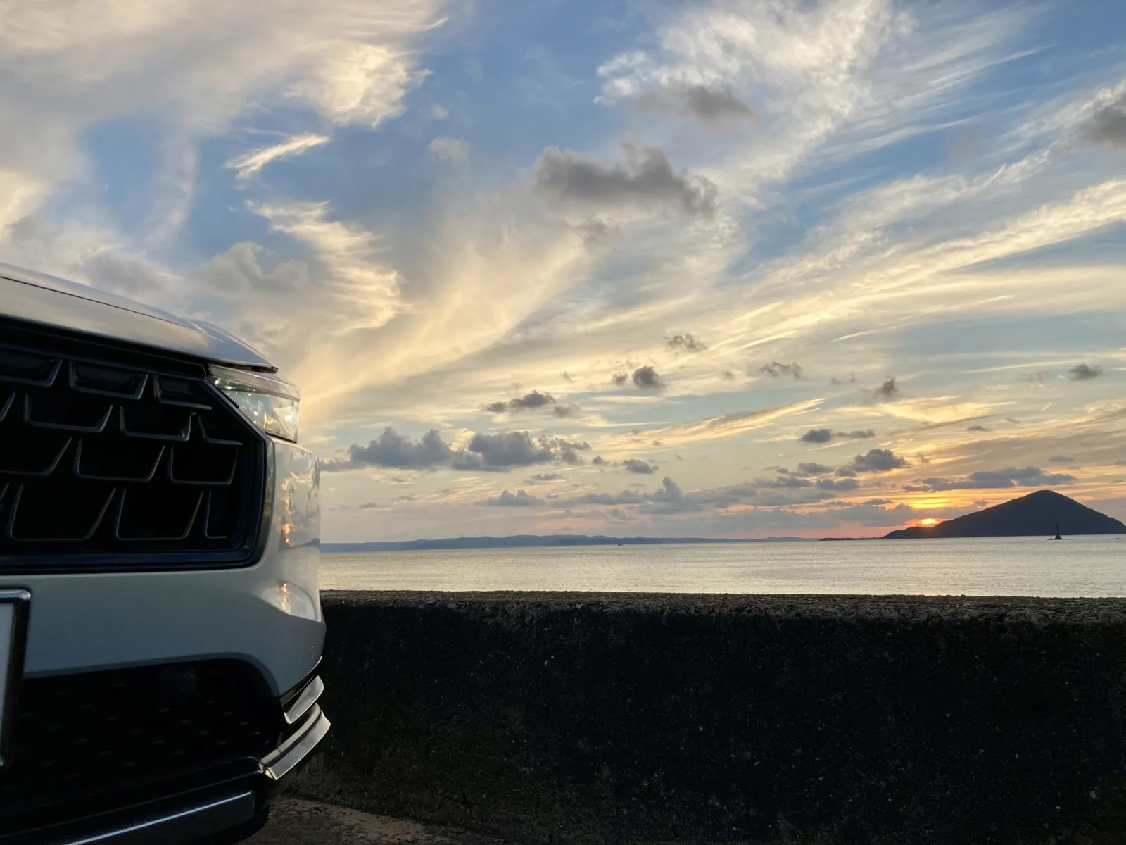 雲が多いので、夕日は見れないかなぁ～　と思ったら
逆に珍しい雲が出ていて、とっても綺麗でした。