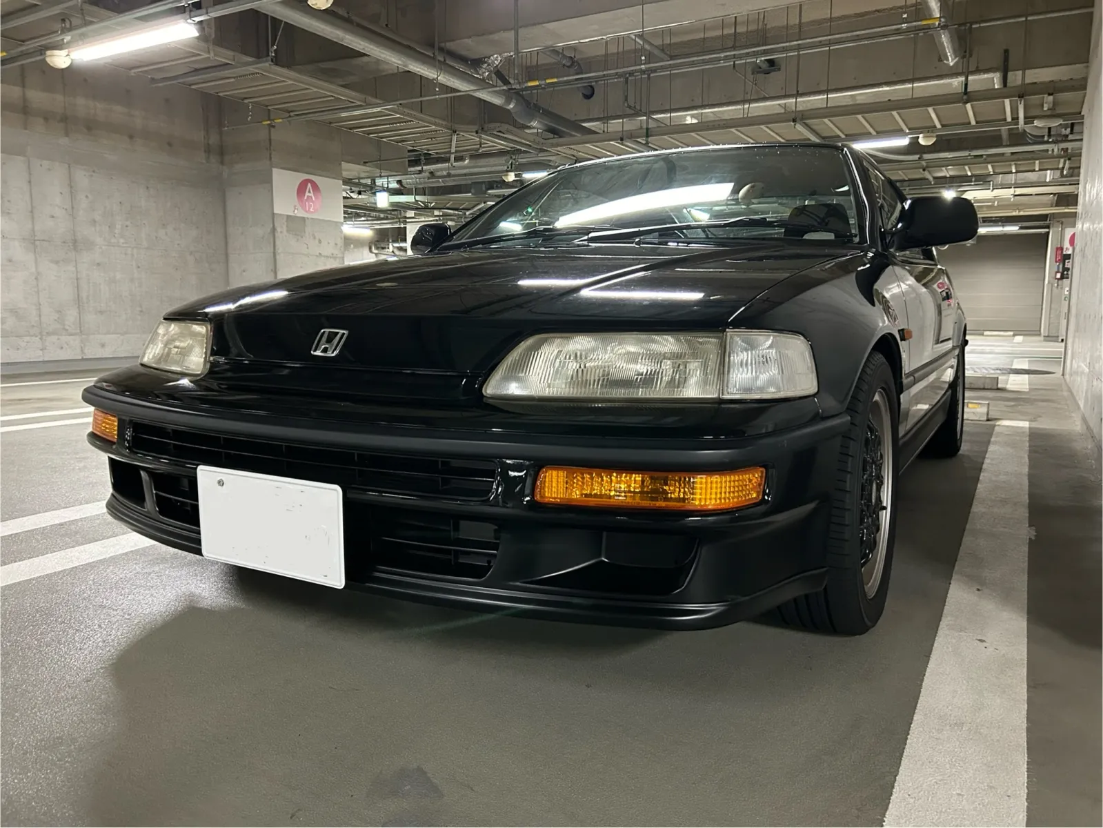●乗り心地
当時のホンダ車のボディは剛性が低く、柔いです。ボディをしならせながらワインディングを走るなんて、よく揶揄されました。
ボディが剛性が低いので、脚がよく動くとは言えません、

また、この頃から4輪ダブルウイッxシュボーン・サスペンションを導入していますが、EF系の頃はストローク長がまだ足りず、サスペンションの性能を追求することよりもボンネットを薄くするためにダブルウイッシュボーンを採用したのではないかと揶揄されました（ストローク長は、EG系、EK系と世代を経るごとに改善されていきました）。
今となっては純正のバネを使い続けている個体も珍しくなっていると思いますが、社外品も「やや硬め」から「硬め」の設定のものが多いと思います。

そんな感じで、跳ねたり、底つき（バンプタッチ？）したりです。

乗り心地は決して安楽ではありませんが、ラグジュアリーな車ではなかったこと、FFライトウェイトスポーツとして売っていたことなどもあって、当時から「こんなものでしょ」と捉えられていた様に思います（というか、峠でバトルしたりしていた人たちは、後述するボディ補強と合わせて、社外品の硬いサスペンションへ積極的に交換していたはずで、硬いのが正義みたいな不思議な風潮があったように記憶しています）。

ボディを補強することでサスが動きやすくなり、乗り心地は改善されますが、ストローク長の問題は残ります。
CR-Xはリアハッチ開口部が大きくそこが特に弱いので、リアにピラーバーを入れるのが有効なことが知られていますが、ピラーバーはスパルタンすぎると躊躇する向きには、リアタワーバーもピラーバーほどではないですが効きます。

この項目は、星2つとします。
