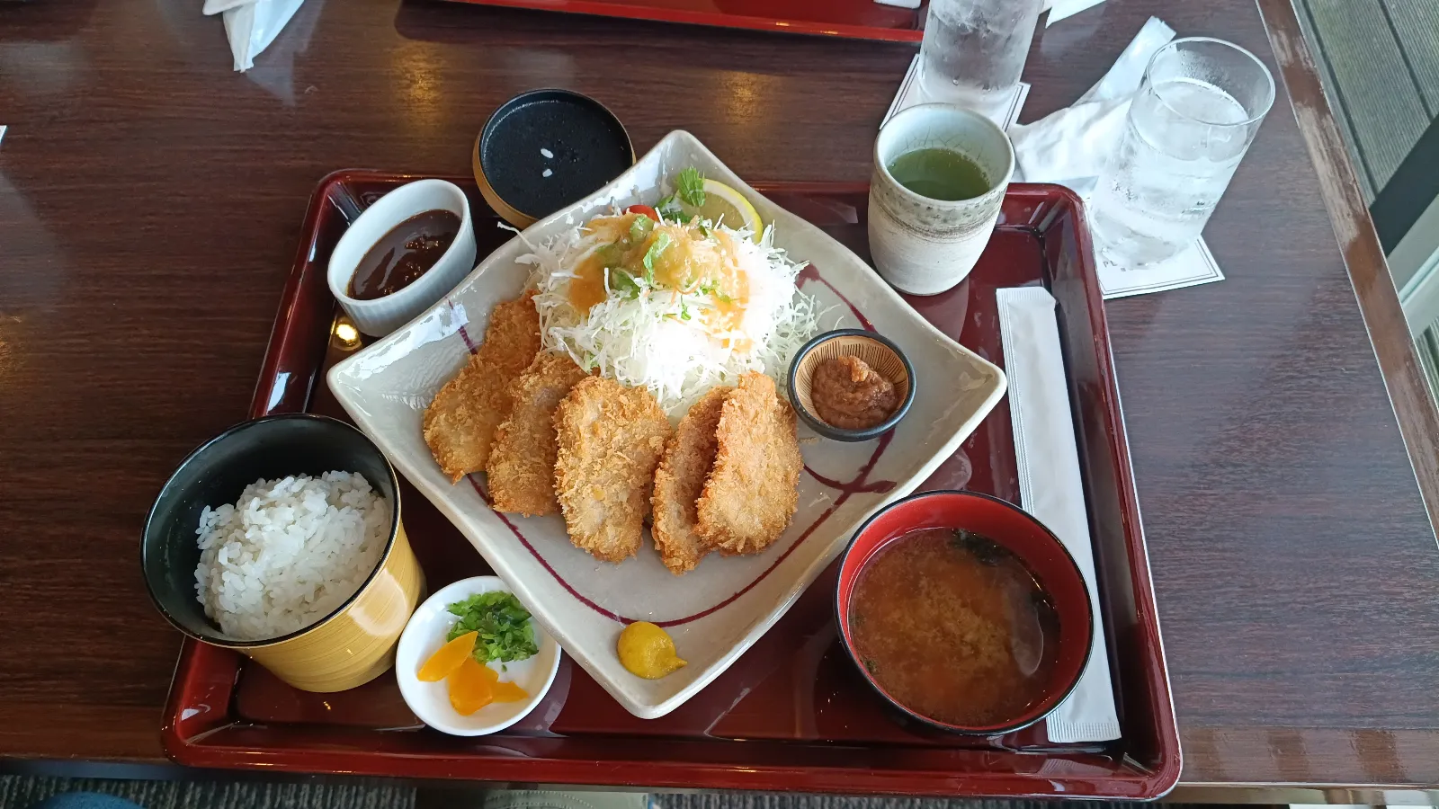 昼だか晩だかわからない時間にてきとうに吉備SAにて、ピーチポークフィレカツセット…