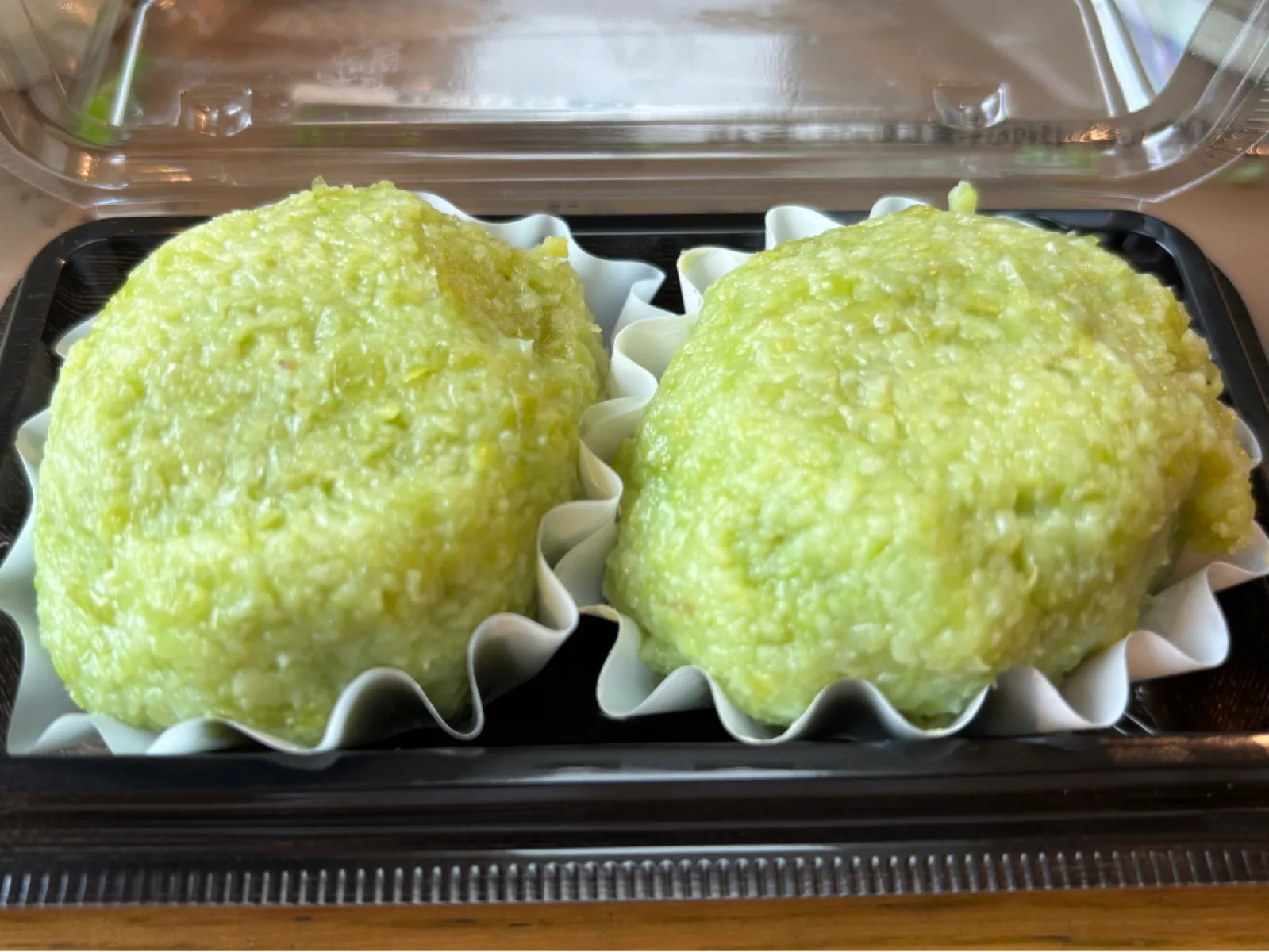 仙台でいつもの『主婦の店さいち』に行っておはぎ買おうと思ってたけど、天気がイマイチなのでここで『ずんだのおはぎ』を購入。
添加物が入っていないので、すぐにいただきました。