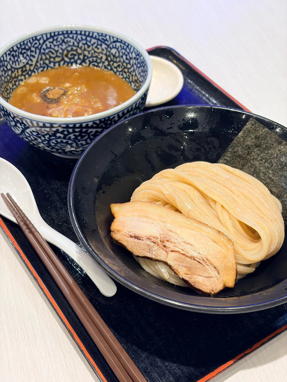 お昼何にしようかとフラフラしていたら、フードコートに「豚骨一燈」の文字🍜

新小岩の行列店がフードコートに進出していた様です❗️一度並んで食べたきりとなっていたので味を思い出すべく食す✨

さすが行列店❗️キレイに整えられた麺が美味しい✨スープはドロっととろみがあり魚粉の香りが立つ、たまにくる柑橘系の皮（おそらく柚子）が爽やかに

行列が苦手な人でも一燈を楽しめるそんなお店でした❗️