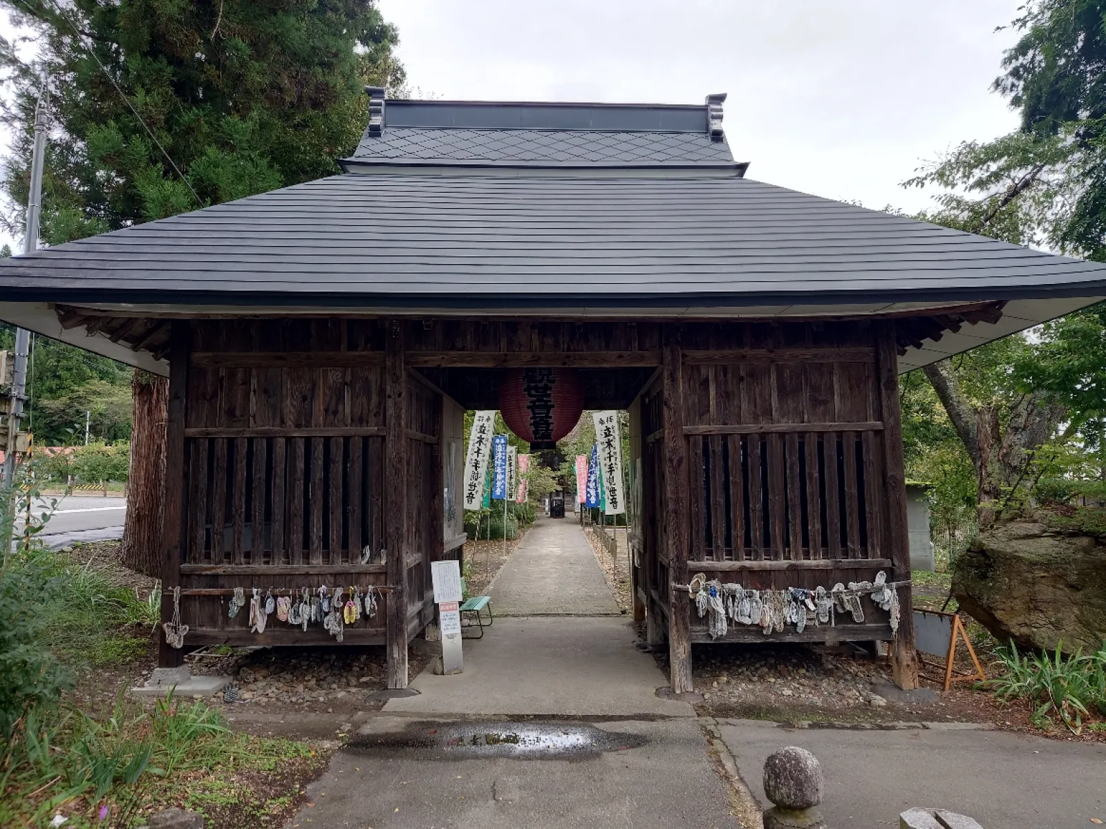 山門を潜って本堂に向かいます。