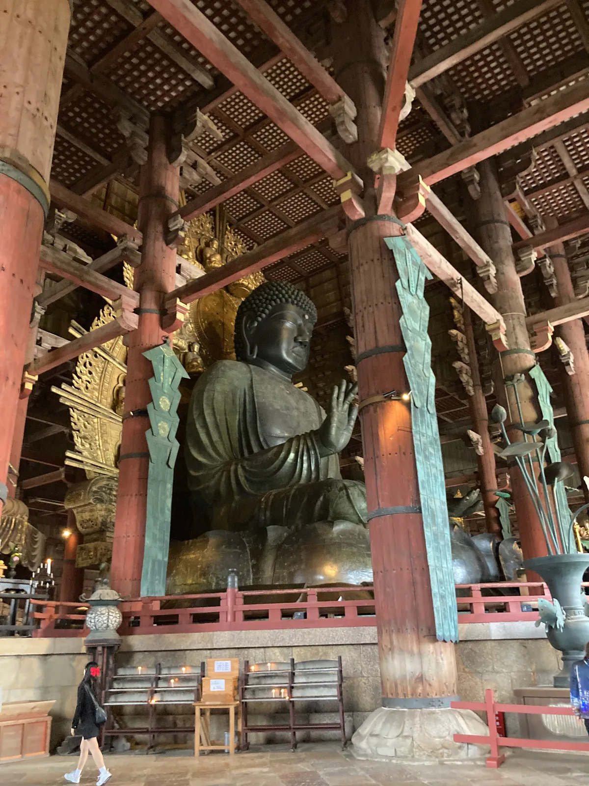 もちろん素晴らしいのは大仏様ですが、上屋が建て替えで着るまで、100年くらい雨ざらしの時も。建て直しは資金工面と人海戦術の賜物です。