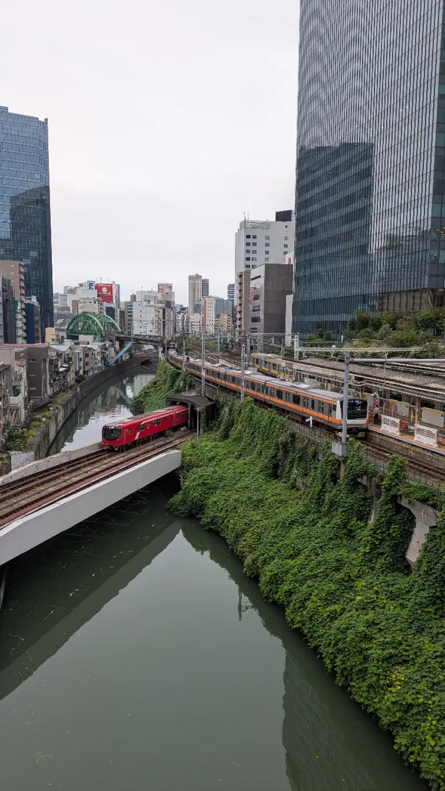 出張で東京の御茶ノ水へ訪問した際に聖橋という列車が重なる有名な所を教えて頂きました笑
運よく、地下鉄とJRが通過して3本同時に撮影が出来ました👍