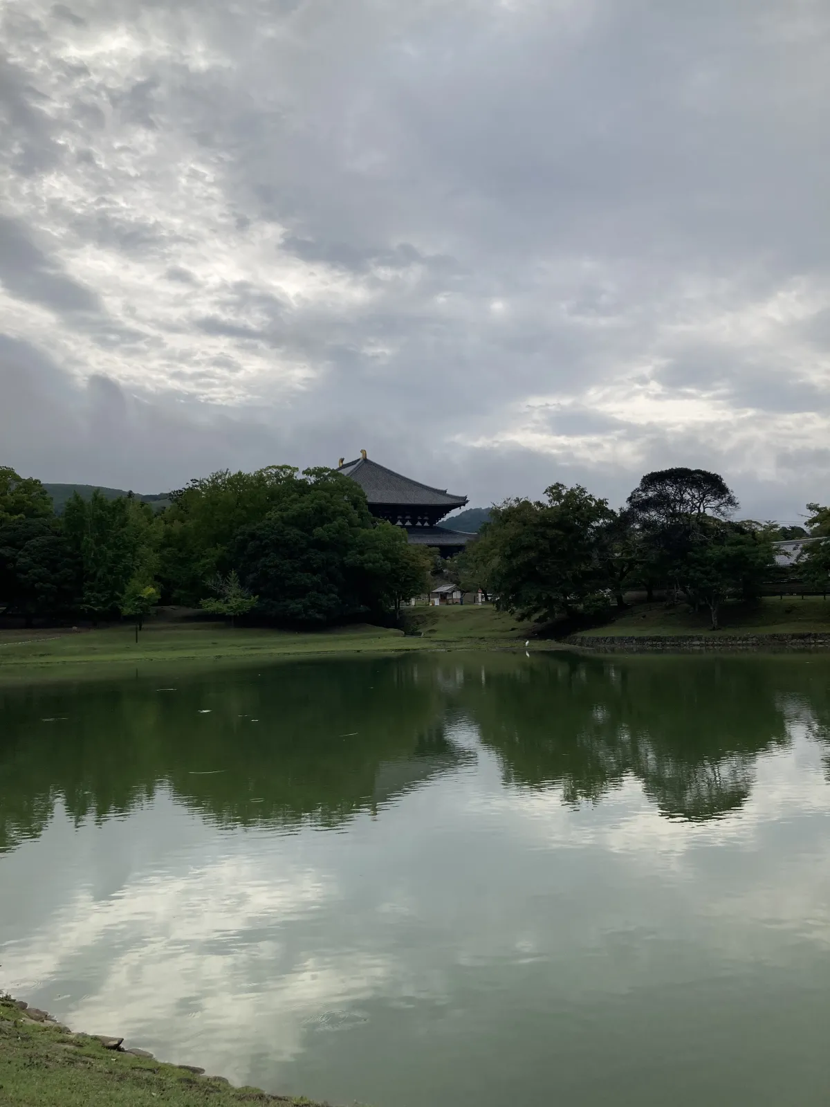 大仏殿の姿は建築屋さん。
２回の災難から建て直して、今あるのが江戸時代の上屋。当初より小さくなっていますが、
世界最大の木造建築。
中学生の修学旅行で初めてきて。
社会人になって、たまたま大阪勤務でロードレーサーで奈良は２回来たかと思います。
ちなみに京都は4〜５回走ったかな。

最初の頃は車を持っていなかったからですが、もともと自転車乗りなので走るのは大好きでした。
大阪勤務が約3年。最後の方にはスカイラインジャパンタイプの１８００TIの中古車を３８万円で手に入れました。これが初めての自家用車です。懐かしい。
