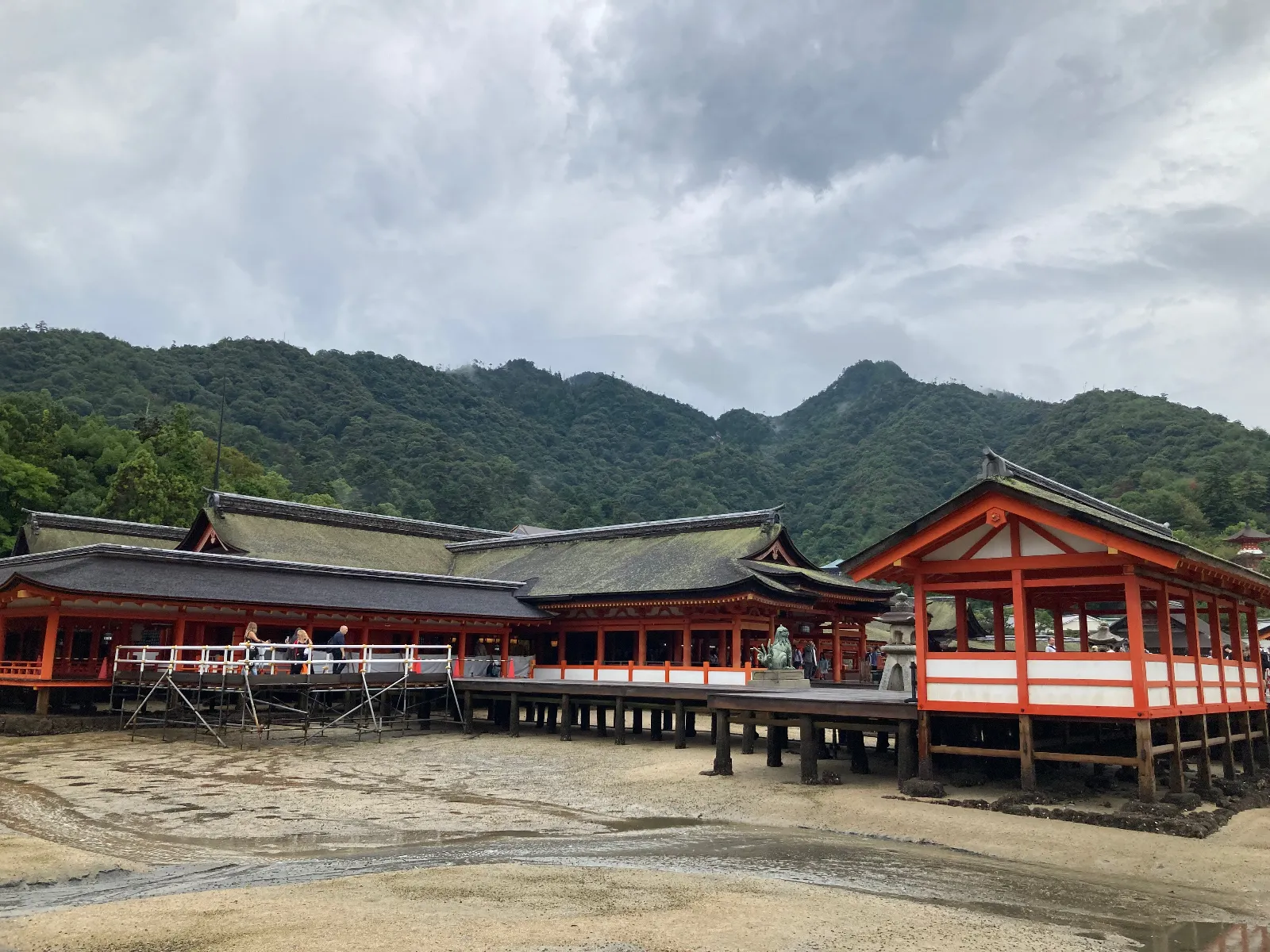 ちょうどいい記念に、潮が引いていたタイミングで浜に降りて、撮影。時間がないので、参拝は諦めてすぐさまリターンです。