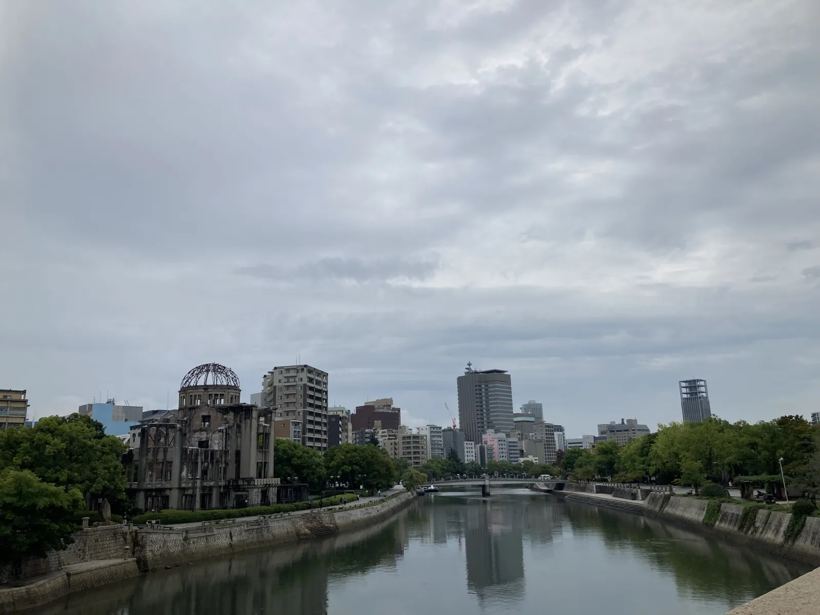 広島は9時からweb予約した平和記念資料館に向かいます。今回の希望は、マツダミュージアムでしたが、3か月前あたりに予約しないと厳しい様子。午前の定員５０人。午後の海外の方用が５０人。こちらは英語解説で行うそうな。
次の機会があれば、予約万全で来たいですね。

しかし、資料館は4年前くらいに来ましたが、
このあたりからweb予約しないと入れない状態で、入れずでした。でも、その時の目的は、リニューアル工事が完了した様子が見たかったから目的は達成しました。免震構造化のレトロフィットと、外装リニューアルでした。みなさんが見てもピンと来ないかもしれませんが、
実は地下に免震装置を入れる為に苦労した工事が終わった時期でした。同じ会社のメンバーが苦労したのを見たかった。社報にも掲載があり、私も免震装置の工事には何回か携わりましたし、リニューアル工事が増えつつあった時期でもありました。丹下健三の意匠をそのまま伝え、平和記念資料館の意義と思いを後世に伝える。そこが見たかった。何十年か寿命を伸ばす。この建物の意義に寄り添った工事が行われていました。
