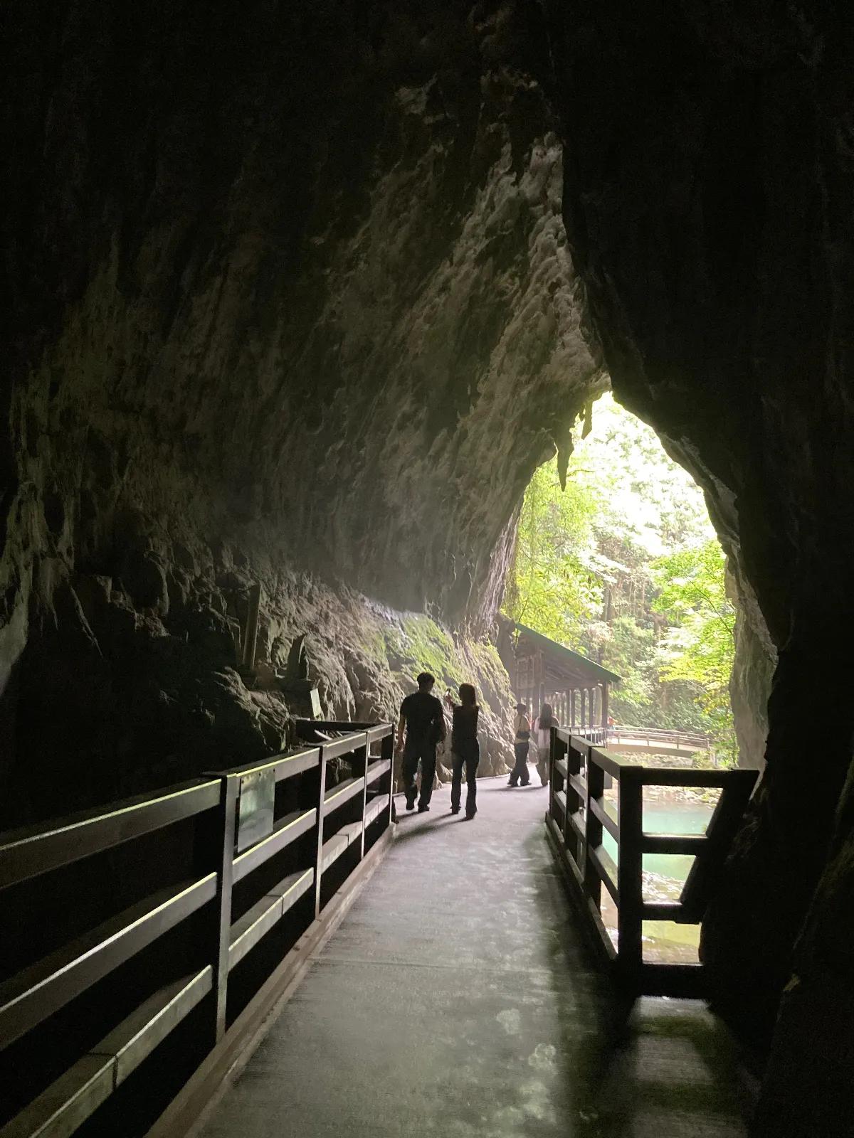 出口では、地球に住んでいることをさらに感じさせてくれる景色です。

一筋の明かり。A iの開発ブレーキの話題。
でも、どこかが抜け掛けする話。
そうならないように願うばかりです。


今日はいつもと違う日でした。
みなさんはどう思うでしょう。


今日はここまで、
ではまた。