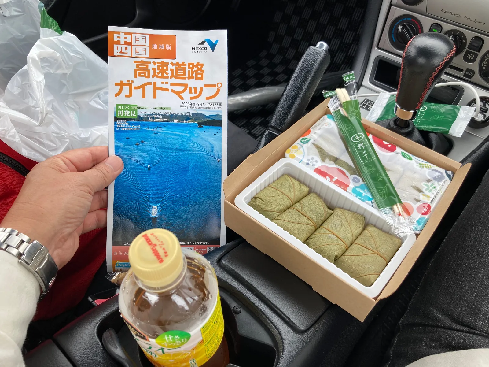 福山SAでお昼休憩。宝塚北SAで購入した柿の葉寿司をいただいて、奈良の余韻に浸って残り、広島へ向かいます。宿入りまでやや時間が取れそうで、急遽、宮島に行きます。