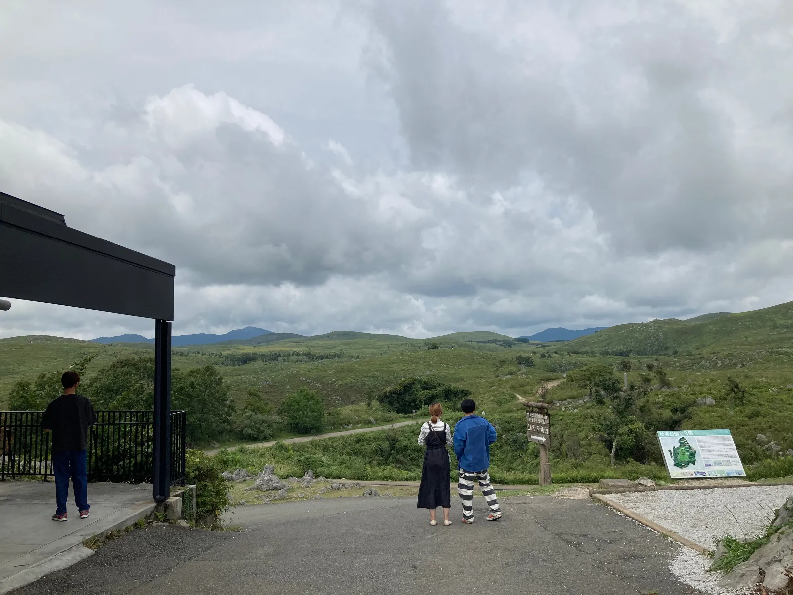 秋吉台展望台に到着。2人の姿がいいですね。
明るい未来を見る感じです。
大地の息吹を聴きに、散策路を45分ほど歩きます。石灰石はセメント原料。近くに宇部がありますが、宇部セメント発祥地。石灰石を焼いて砕くことでセメントになります。確か高校の入学試験に出た記憶があり、試験日朝に覚えました。社会人になってセメントにも関わりかできるとは思いもよらなかったです。
みなさんはわかっていたでしょうね。