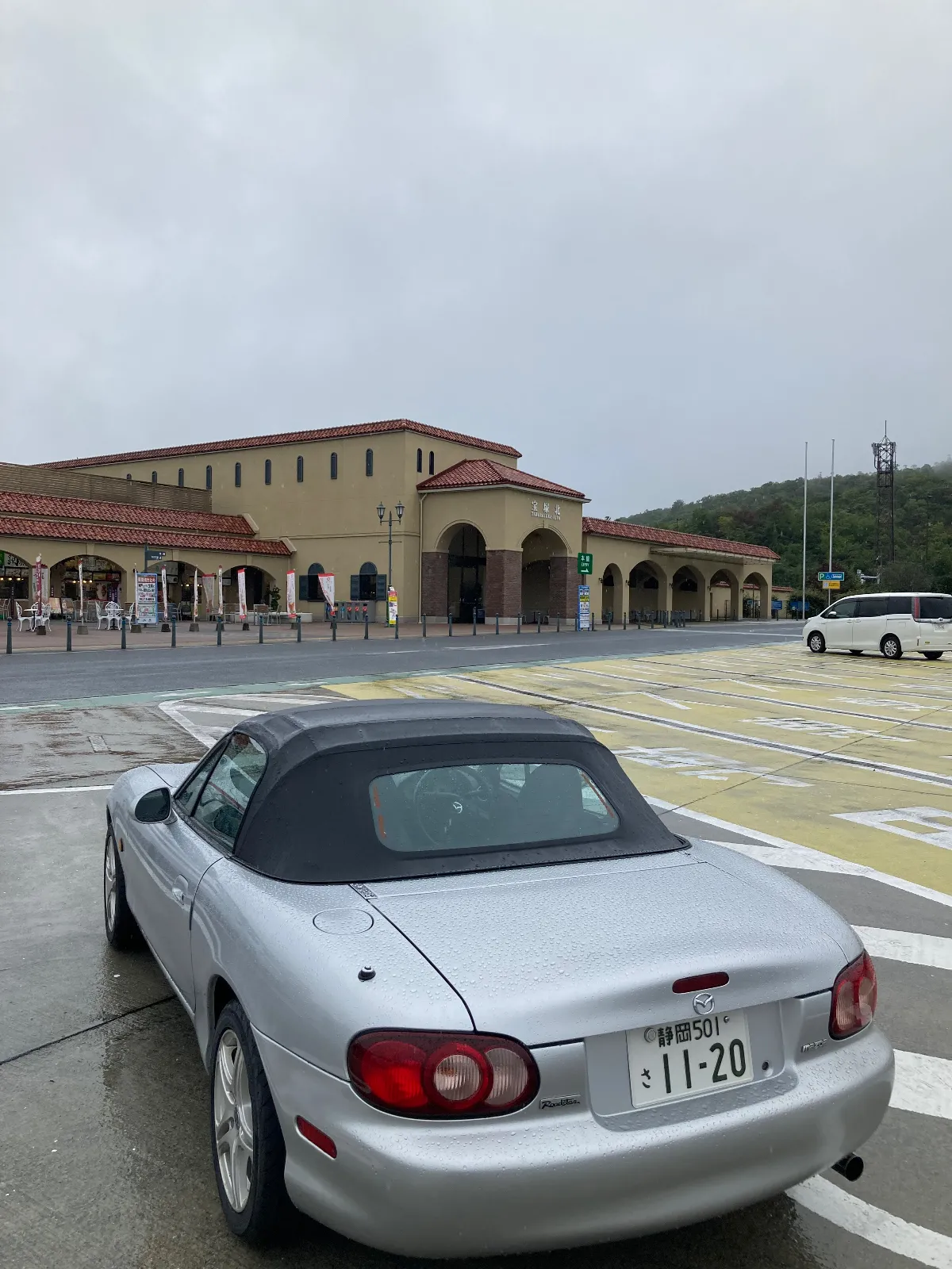 奈良から広島へ移動日、天気は相変わらず雨。
宝塚北SAで一休み。
台風の影響、秋雨前線の為、仕方ないんです。