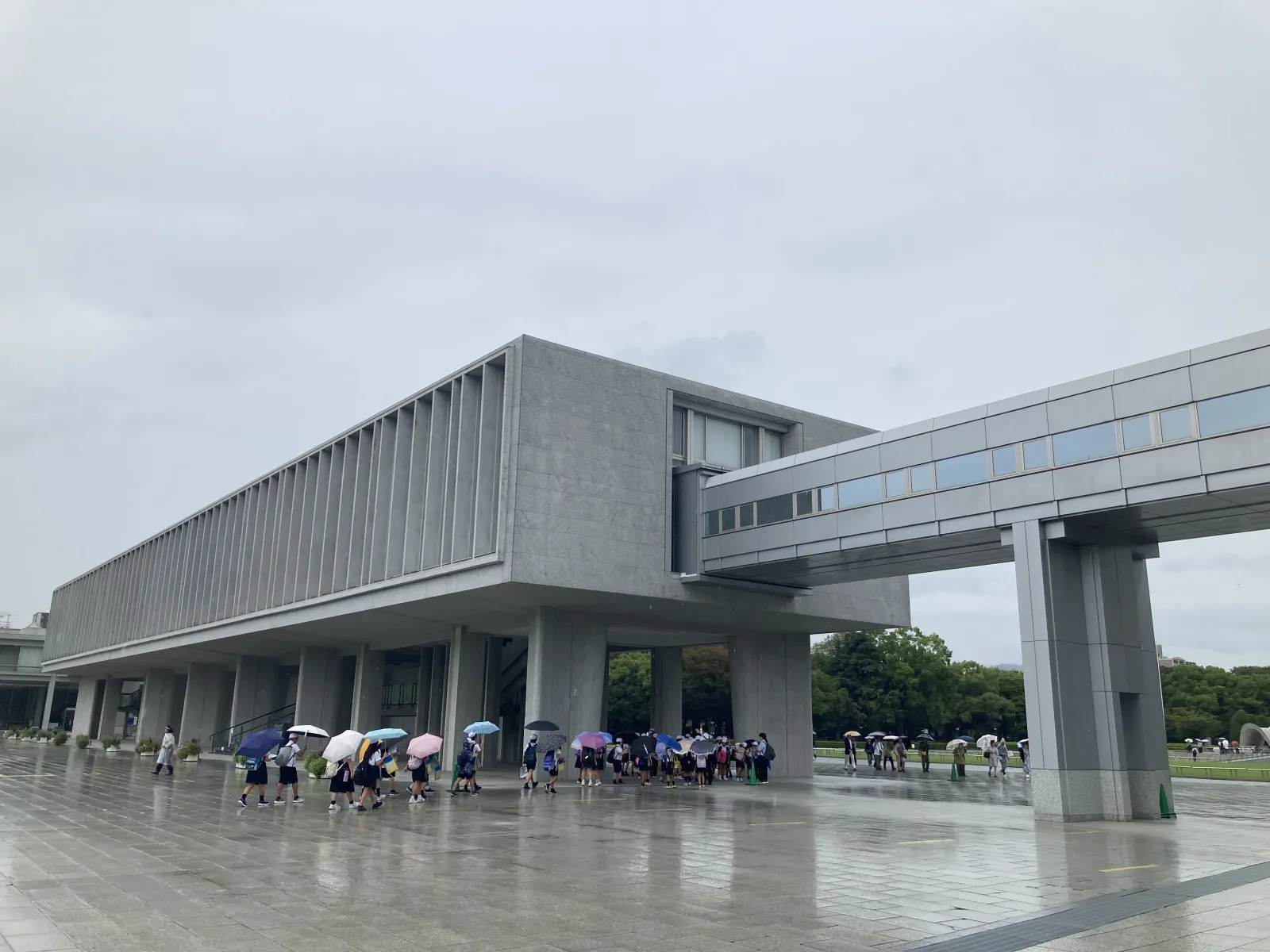 今回は内部の展示も改めて拝見しました。
この展示の意味を世界のみなさんが見て、
感じてもらえる、そうあるために。建物の意義がある。建物の意義は色々ありますが、世界の方に、残すべきだと強く思いました。たまたま今、広島では、入館料の見直しの話がニュースにあり、大人200円を500円にする話が上がっていました。私は一向に構わないことだと思います。
維持する、これからも伝える使命に賛同する。
1人でも多くの人が見たら世界が変わる。
そんな思いをみんなが支える。いい話だと思います。
主展示の後の通路には、建設時の写真提供に我が社の社名がひっそりと添えられてあり、さらに熱いものが込み上げて来て、今日は人としても何かが残った日になりました。
建築の素晴らしいところ、また、感じてしまい、私事が多く失礼しました。